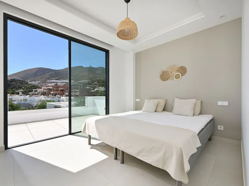 House - Semi-Detached House в продаже в Benalmadena, Málaga. В доме 4 спален и 5 ванных комнат. Площадь дома 183 м²