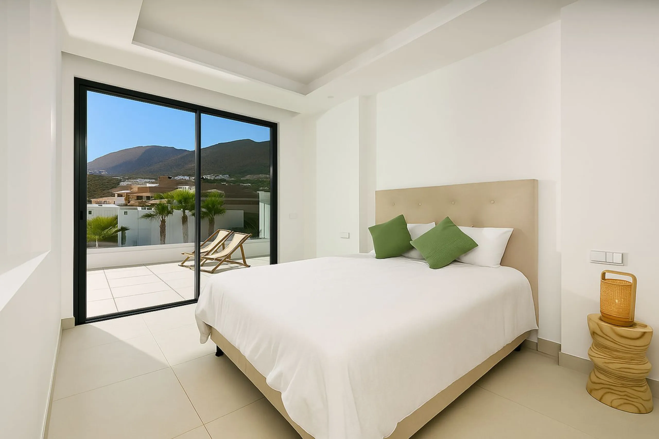 House - Semi-Detached House в продаже в Benalmadena, Málaga. В доме 4 спален и 5 ванных комнат. Площадь дома 183 м²