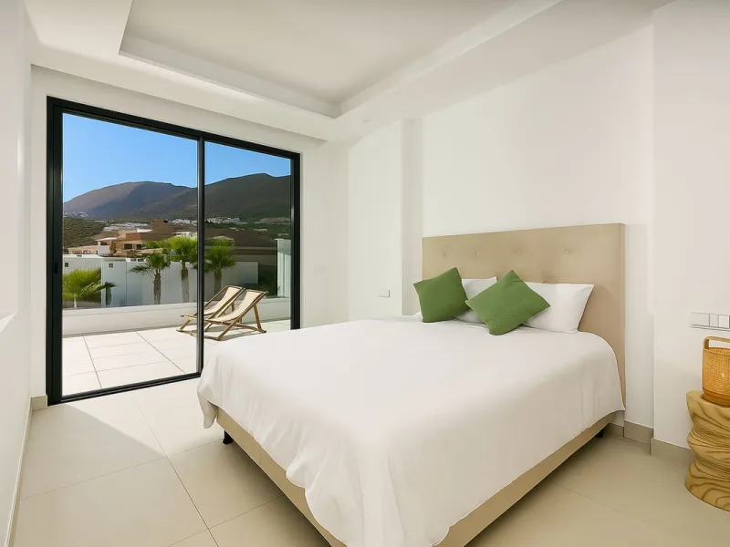 House - Semi-Detached House в продаже в Benalmadena, Málaga. В доме 4 спален и 5 ванных комнат. Площадь дома 183 м²