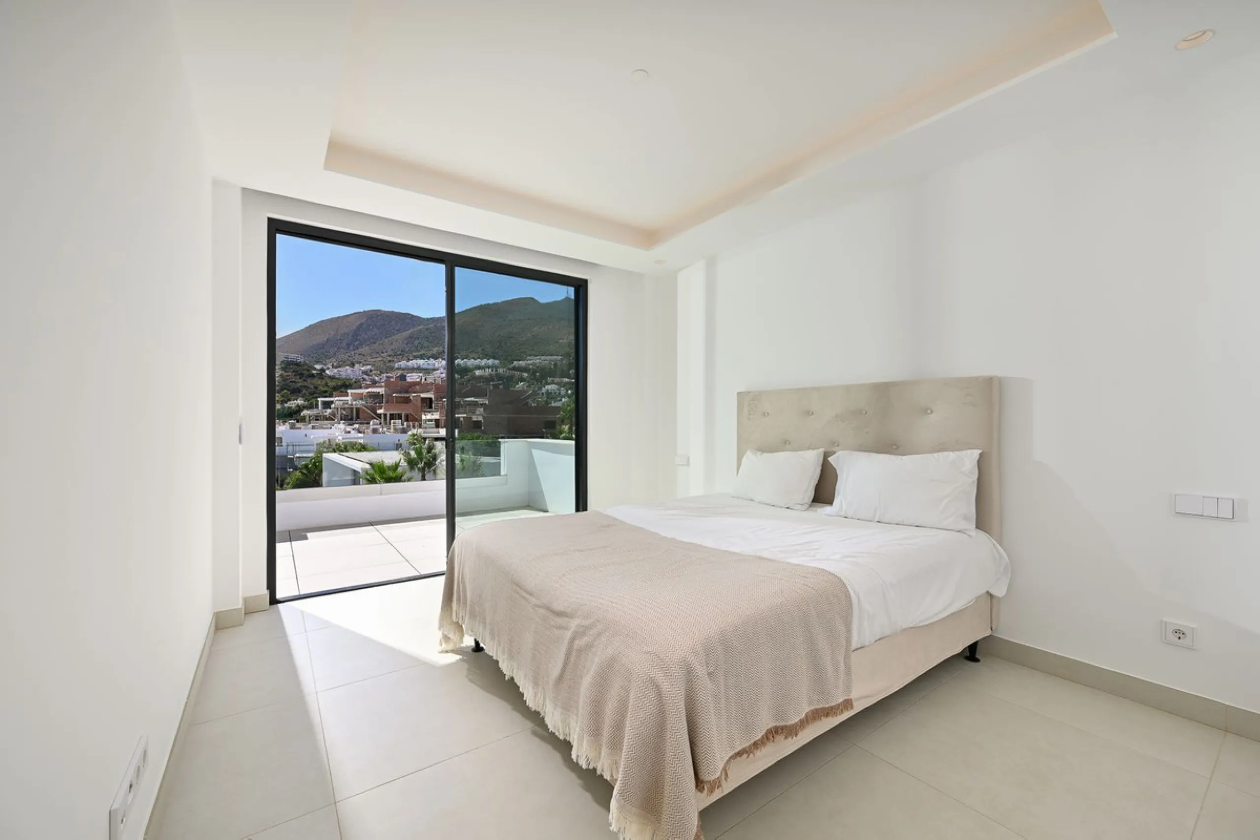 House - Semi-Detached House в продаже в Benalmadena, Málaga. В доме 4 спален и 5 ванных комнат. Площадь дома 183 м²