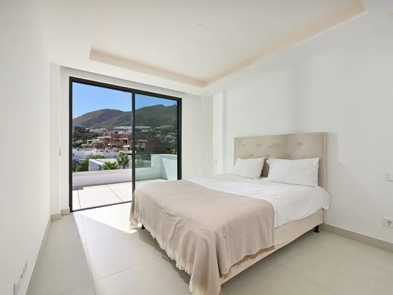 House - Semi-Detached House в продаже в Benalmadena, Málaga. В доме 4 спален и 5 ванных комнат. Площадь дома 183 м²