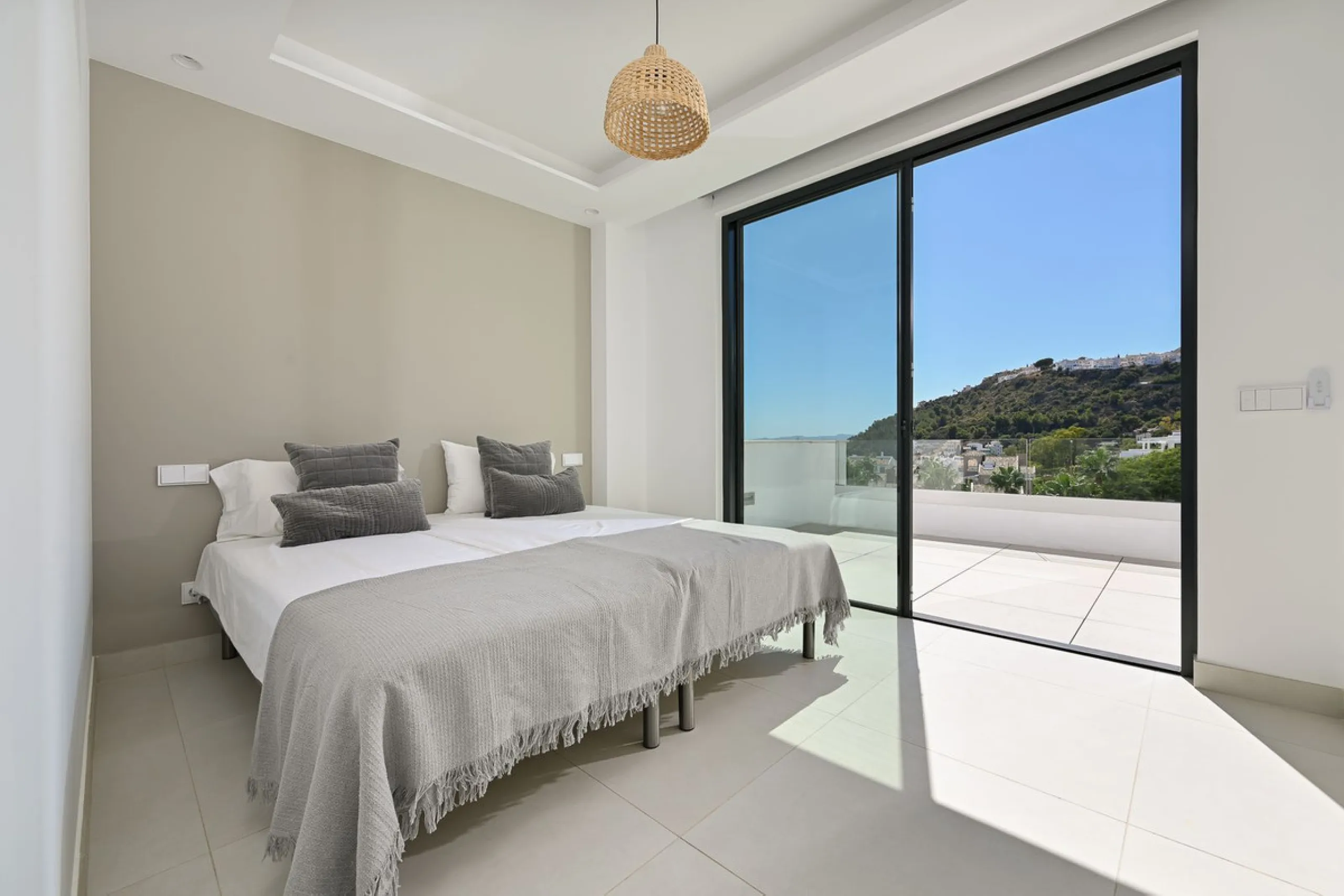 House - Semi-Detached House в продаже в Benalmadena, Málaga. В доме 4 спален и 5 ванных комнат. Площадь дома 183 м²
