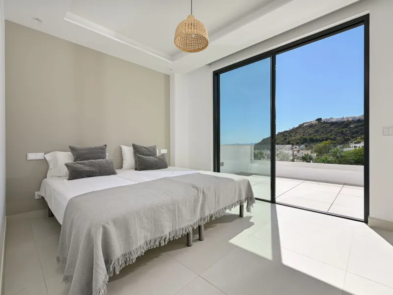 House - Semi-Detached House в продаже в Benalmadena, Málaga. В доме 4 спален и 5 ванных комнат. Площадь дома 183 м²