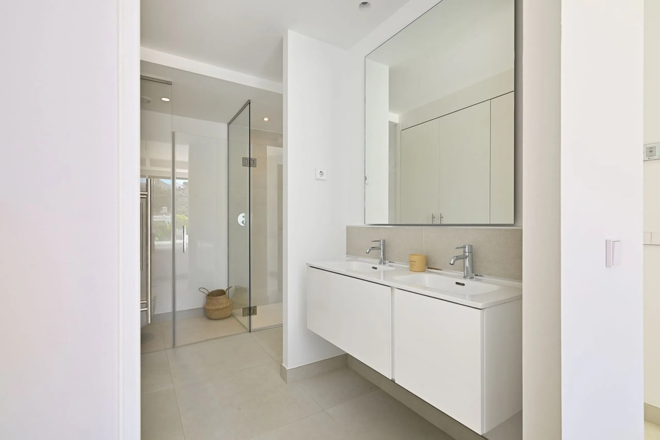 House - Semi-Detached House в продаже в Benalmadena, Málaga. В доме 4 спален и 5 ванных комнат. Площадь дома 183 м²