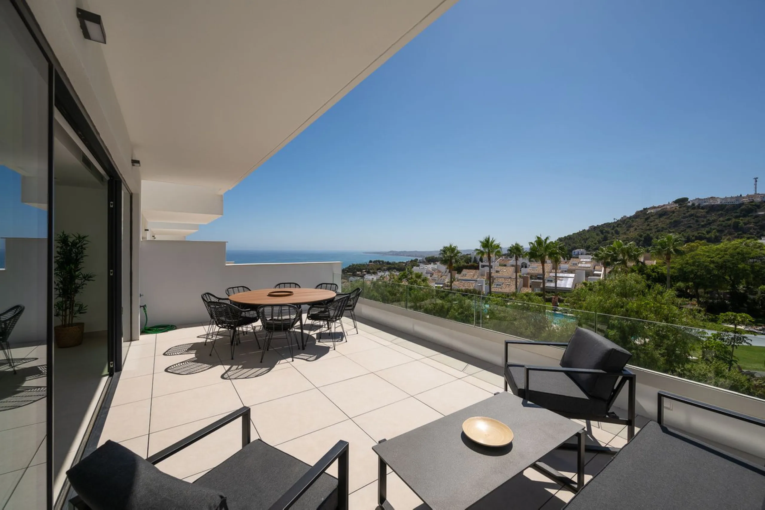 House - Semi-Detached House в продаже в Benalmadena, Málaga. В доме 4 спален и 5 ванных комнат. Площадь дома 183 м²