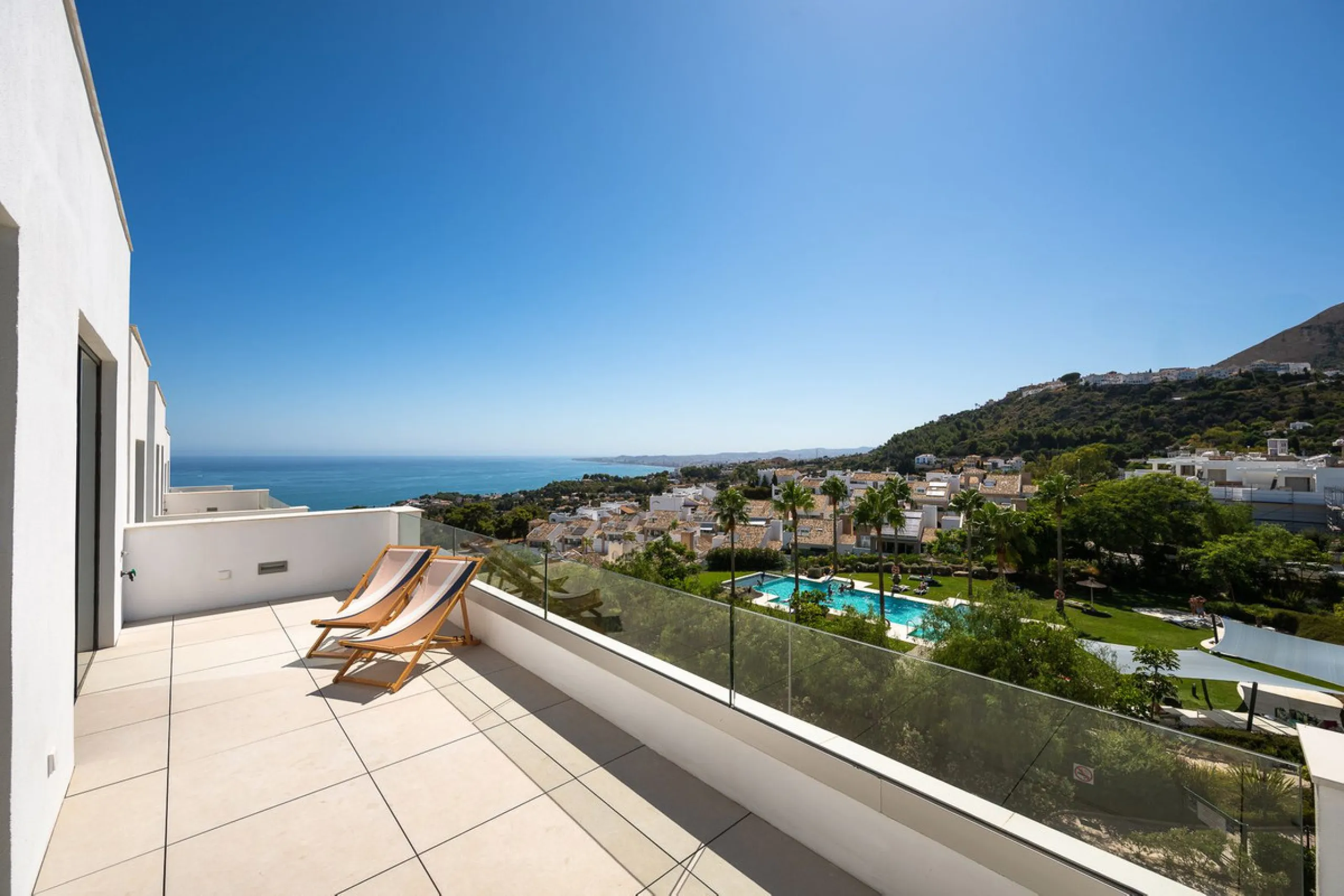 House - Semi-Detached House в продаже в Benalmadena, Málaga. В доме 4 спален и 5 ванных комнат. Площадь дома 183 м²