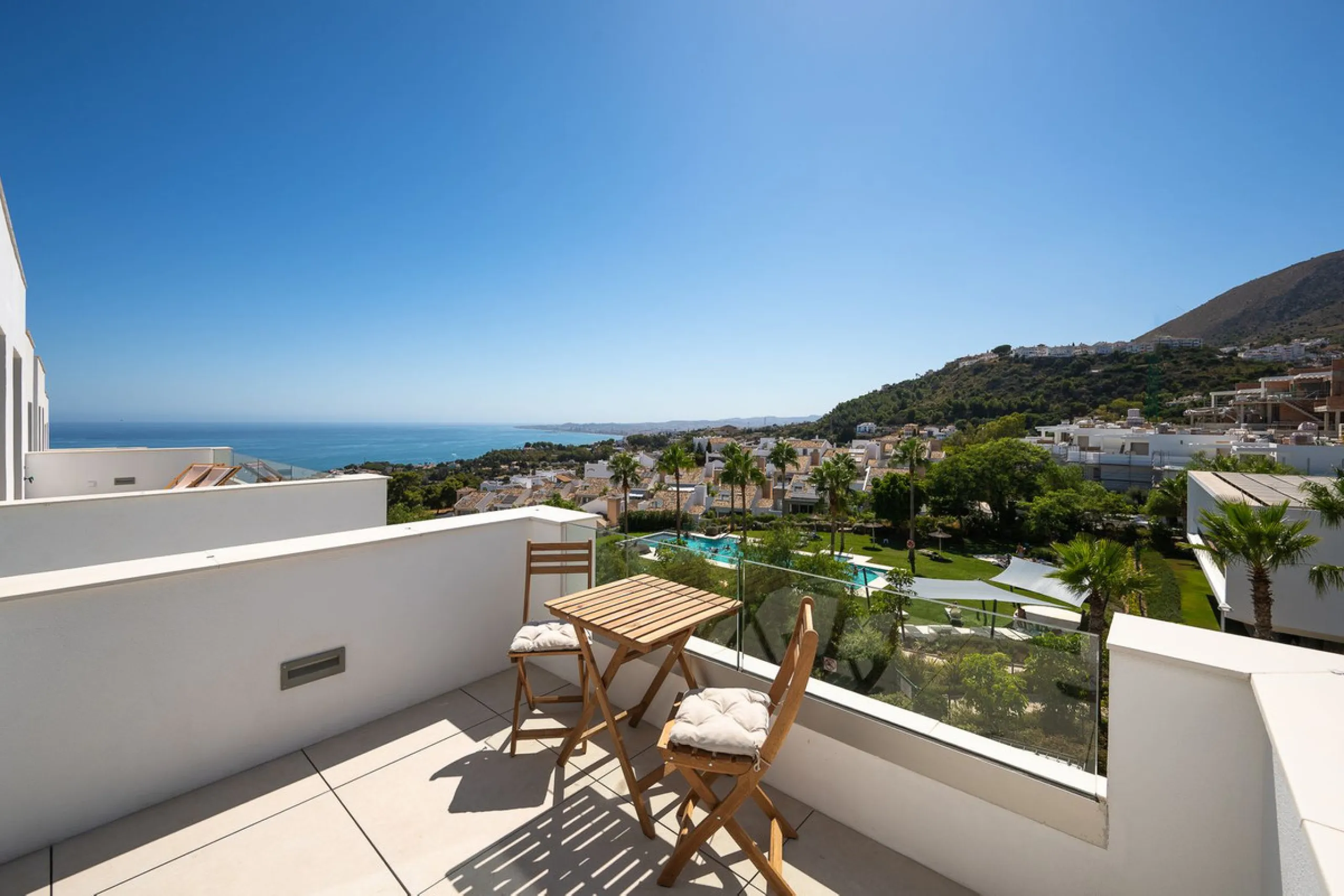 House - Semi-Detached House в продаже в Benalmadena, Málaga. В доме 4 спален и 5 ванных комнат. Площадь дома 183 м²