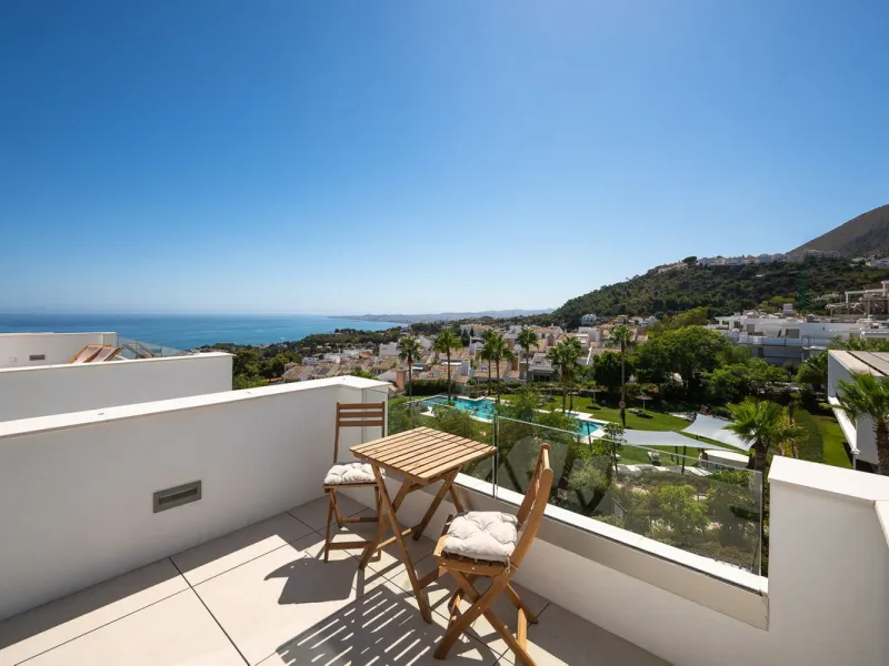 House - Semi-Detached House в продаже в Benalmadena, Málaga. В доме 4 спален и 5 ванных комнат. Площадь дома 183 м²