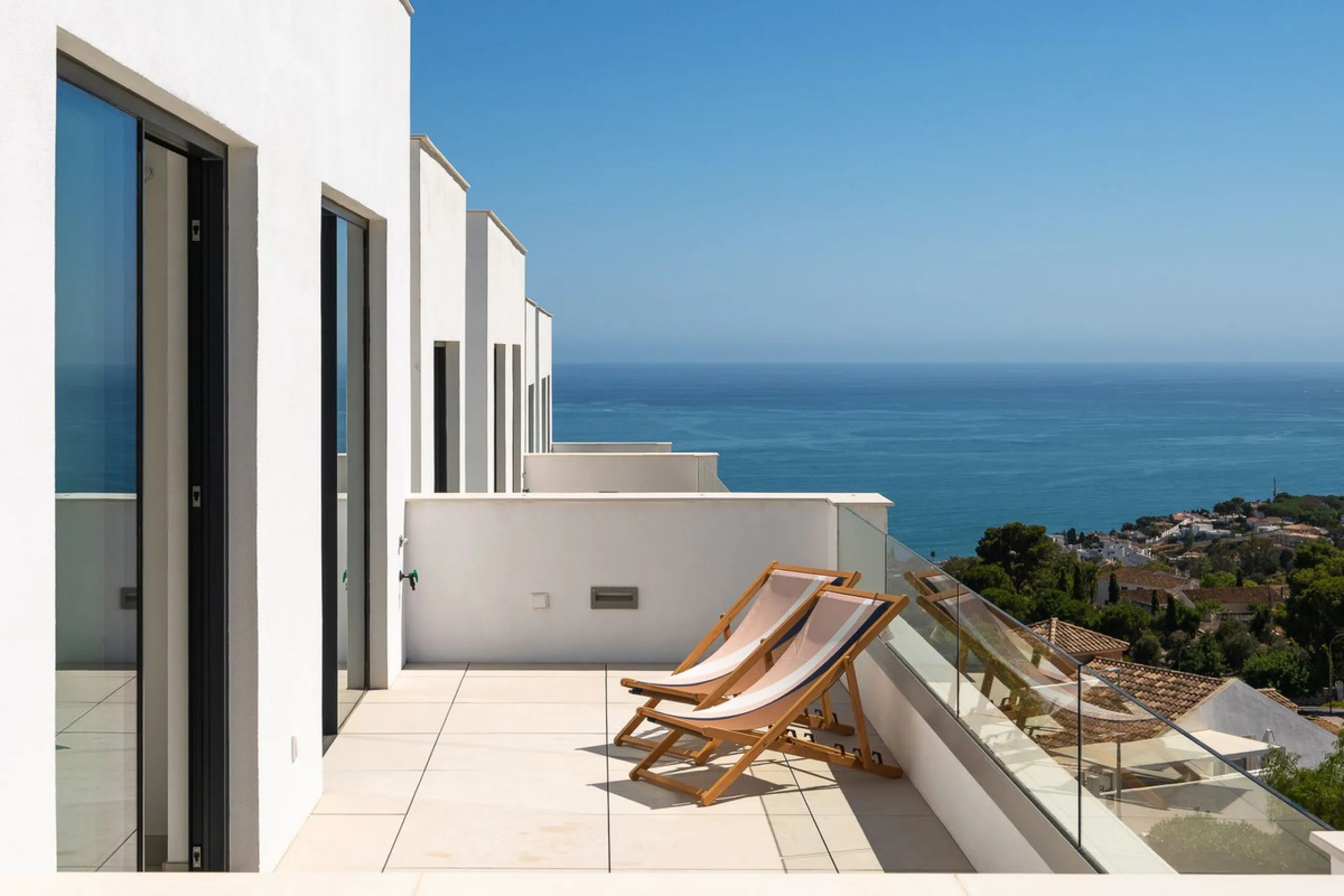 House - Semi-Detached House в продаже в Benalmadena, Málaga. В доме 4 спален и 5 ванных комнат. Площадь дома 183 м²