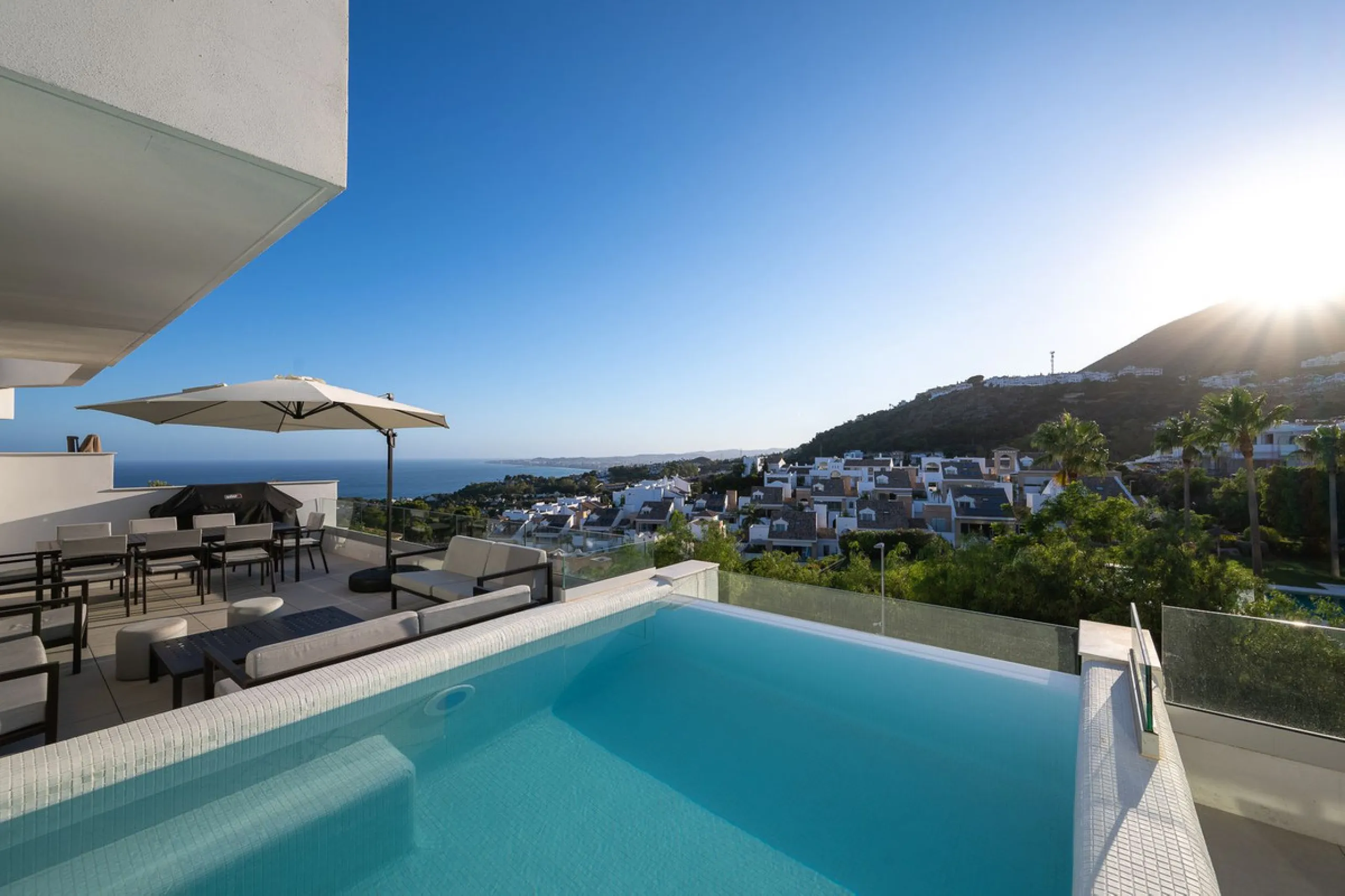 House - Semi-Detached House в продаже в Benalmadena, Málaga. В доме 4 спален и 5 ванных комнат. Площадь дома 183 м²