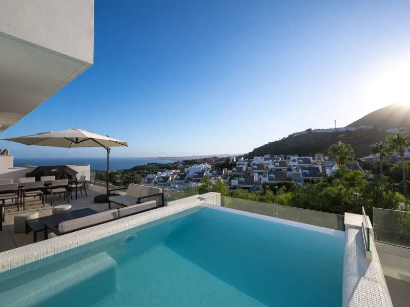 House - Semi-Detached House в продаже в Benalmadena, Málaga. В доме 4 спален и 5 ванных комнат. Площадь дома 183 м²