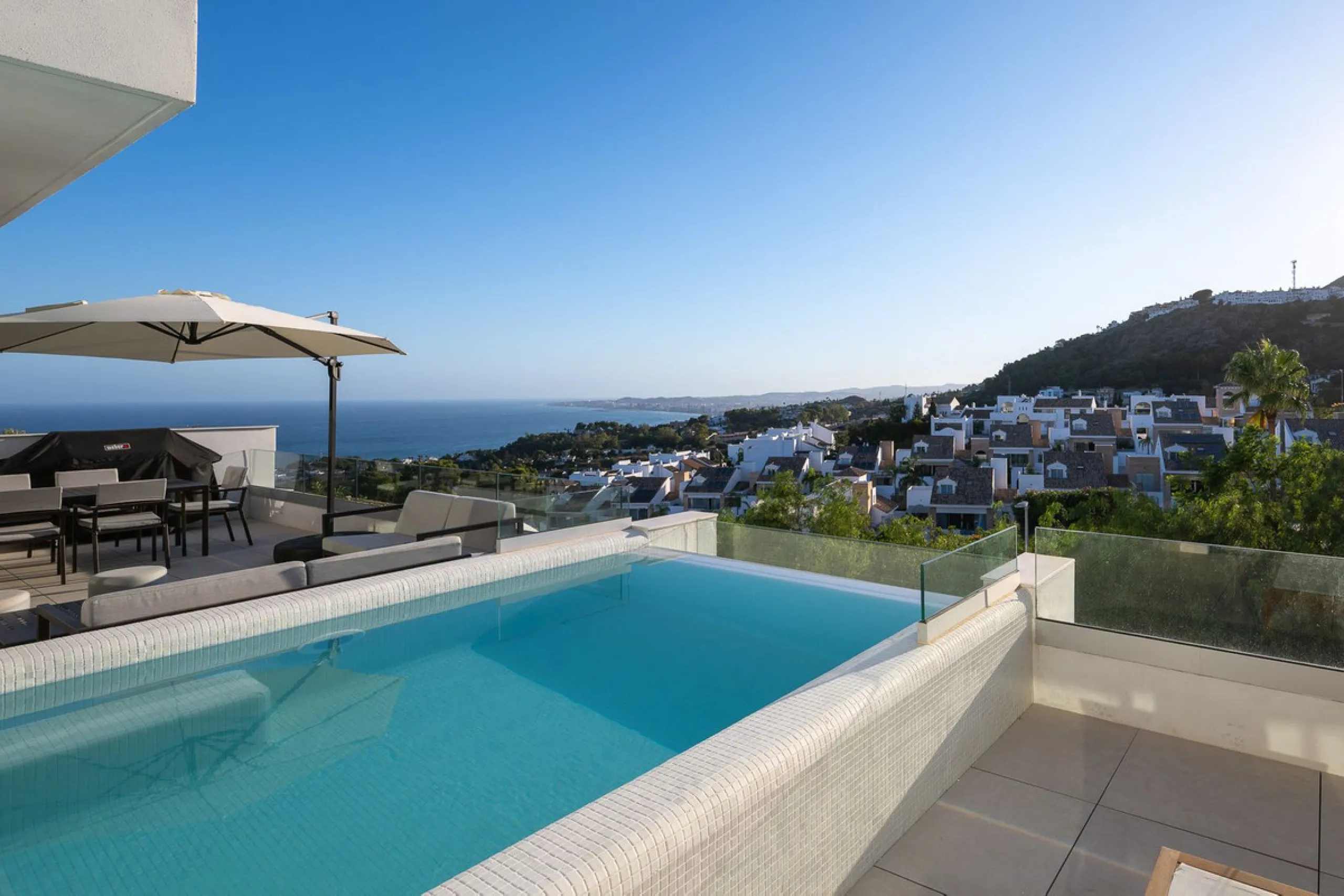 House - Semi-Detached House в продаже в Benalmadena, Málaga. В доме 4 спален и 5 ванных комнат. Площадь дома 183 м²