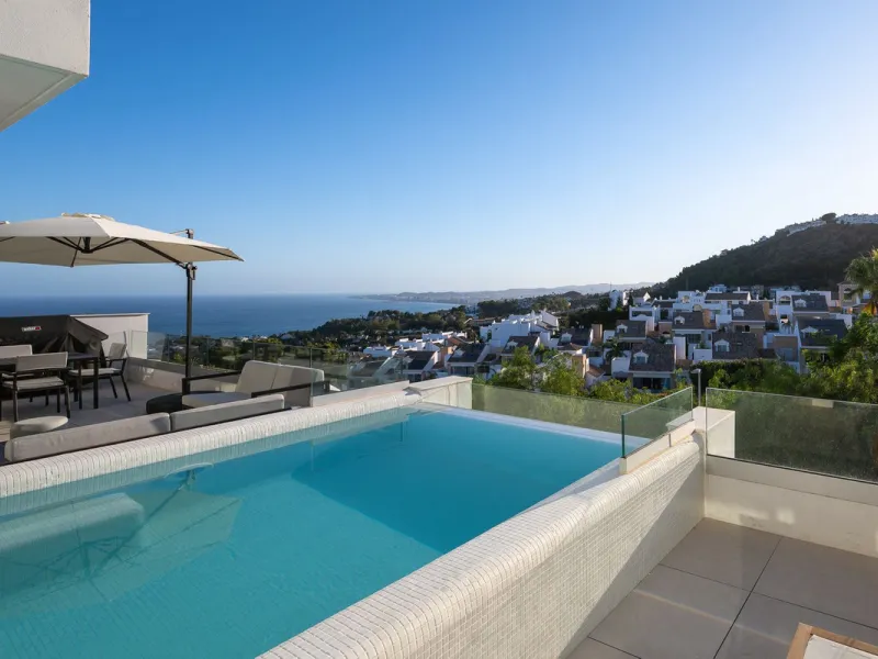 House - Semi-Detached House в продаже в Benalmadena, Málaga. В доме 4 спален и 5 ванных комнат. Площадь дома 183 м²