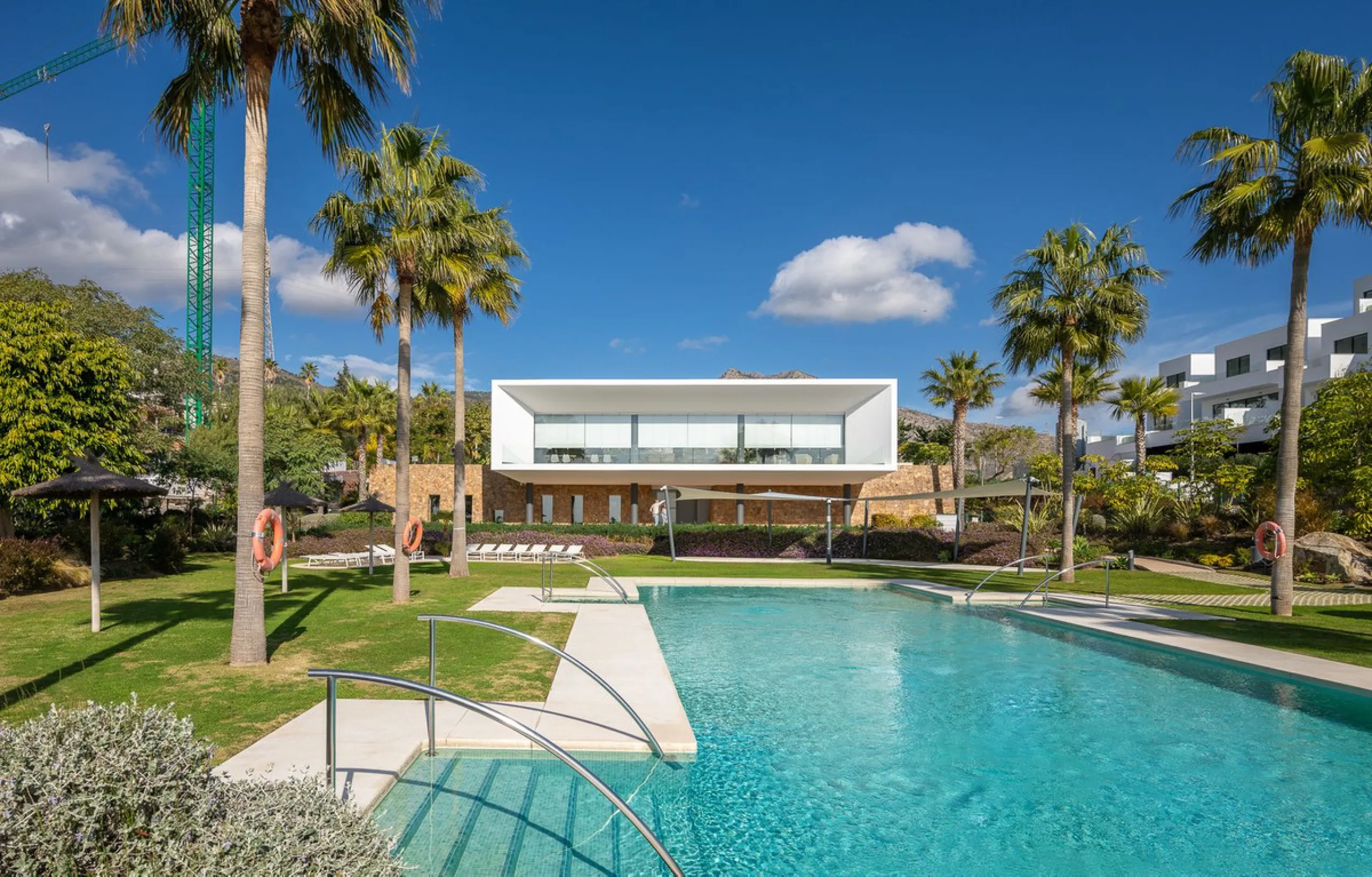 House - Semi-Detached House в продаже в Benalmadena, Málaga. В доме 4 спален и 5 ванных комнат. Площадь дома 183 м²
