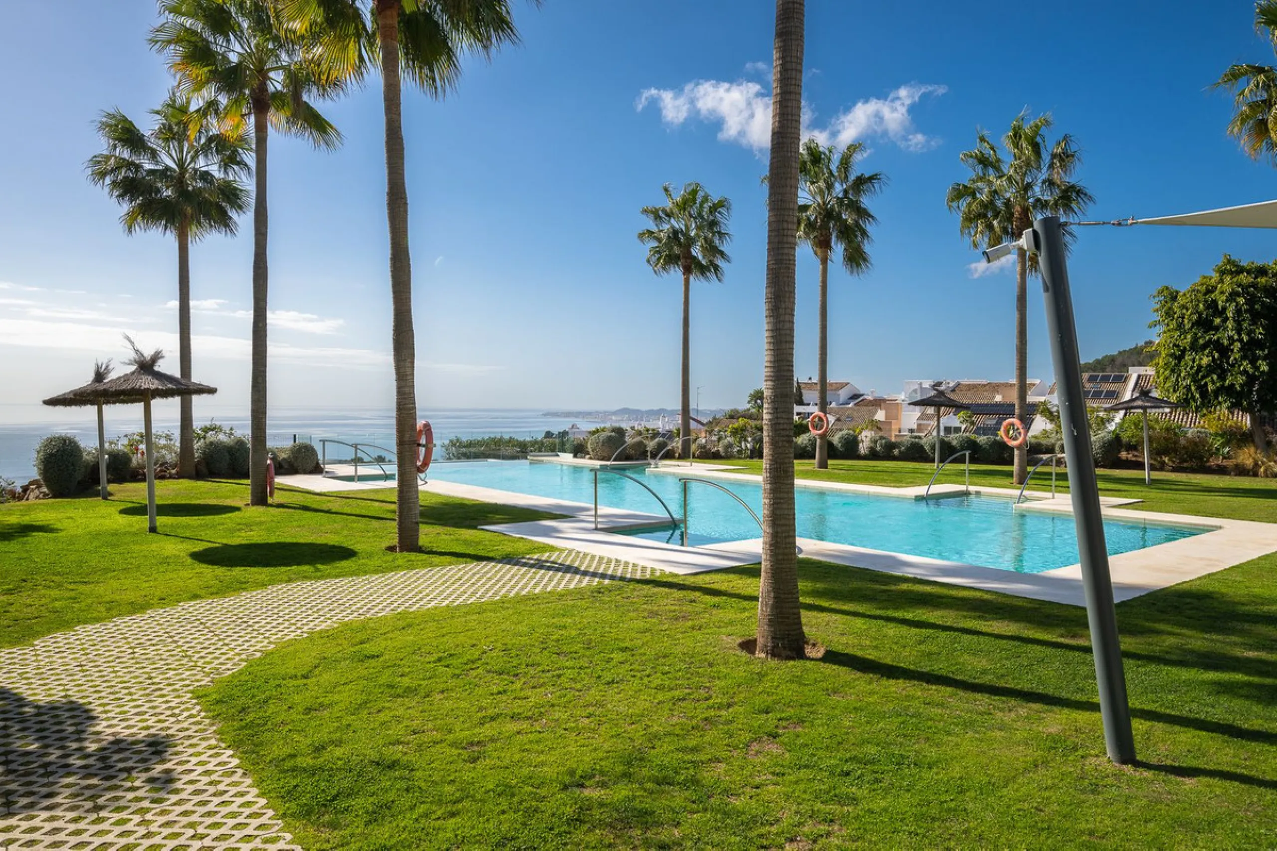 House - Semi-Detached House в продаже в Benalmadena, Málaga. В доме 4 спален и 5 ванных комнат. Площадь дома 183 м²