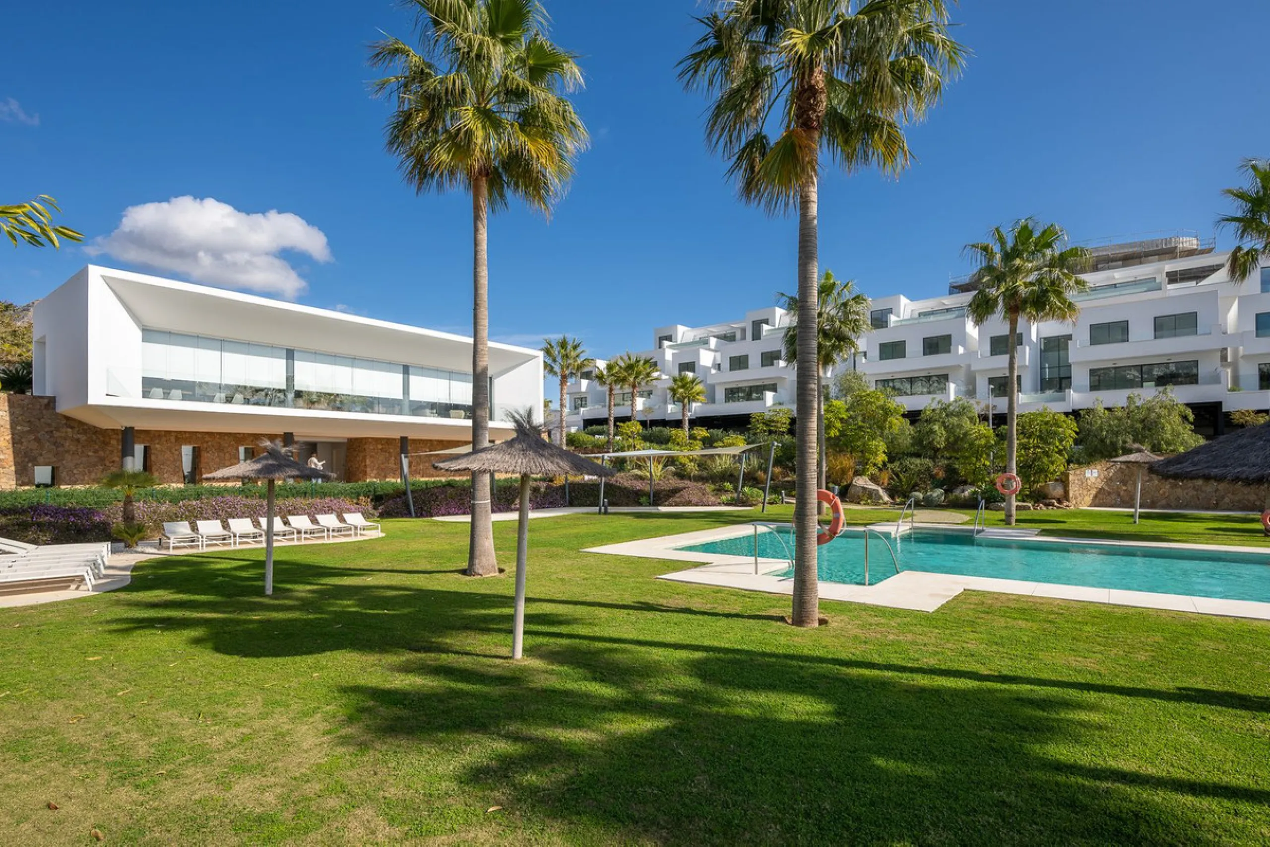 House - Semi-Detached House в продаже в Benalmadena, Málaga. В доме 4 спален и 5 ванных комнат. Площадь дома 183 м²