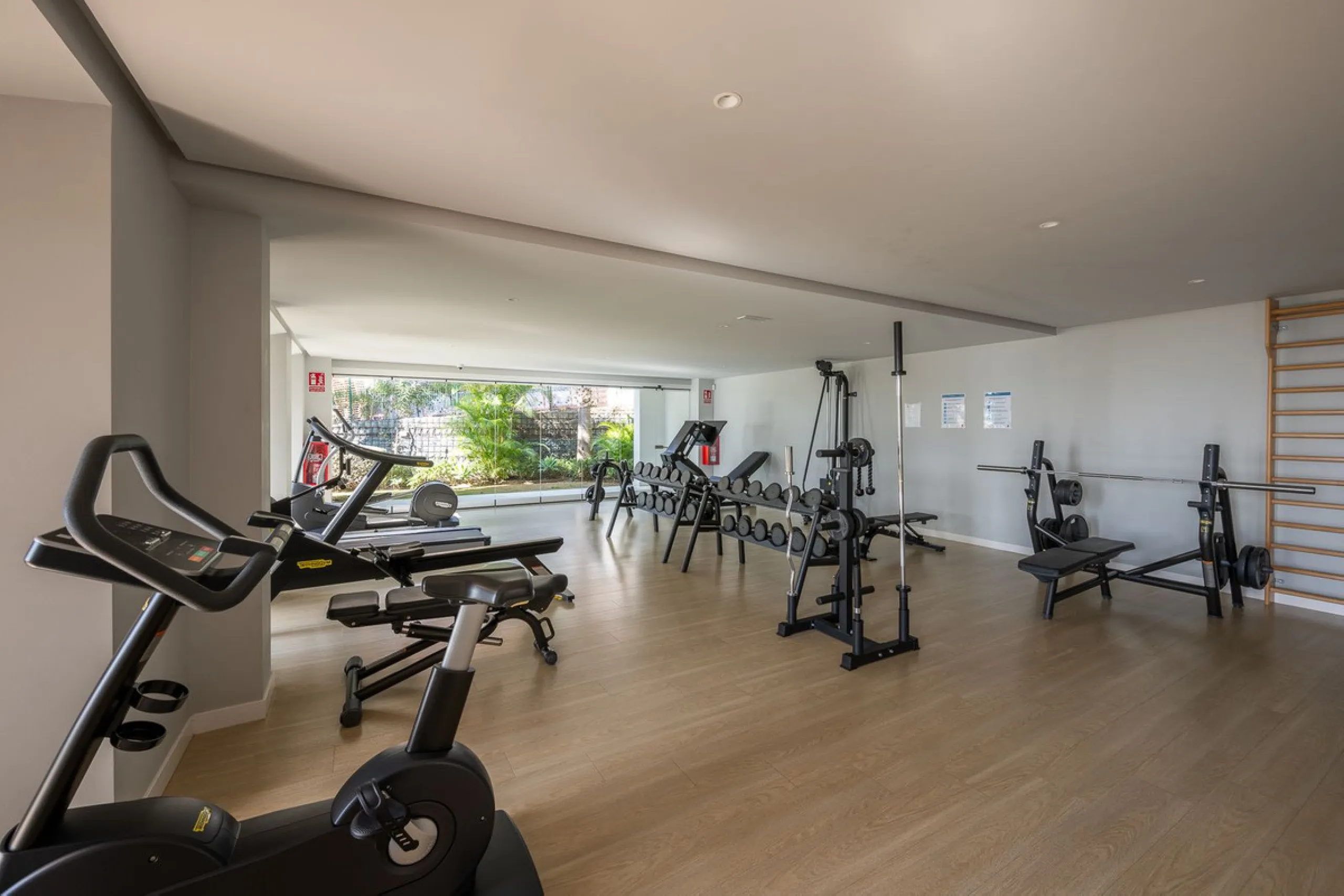 House - Semi-Detached House в продаже в Benalmadena, Málaga. В доме 4 спален и 5 ванных комнат. Площадь дома 183 м²