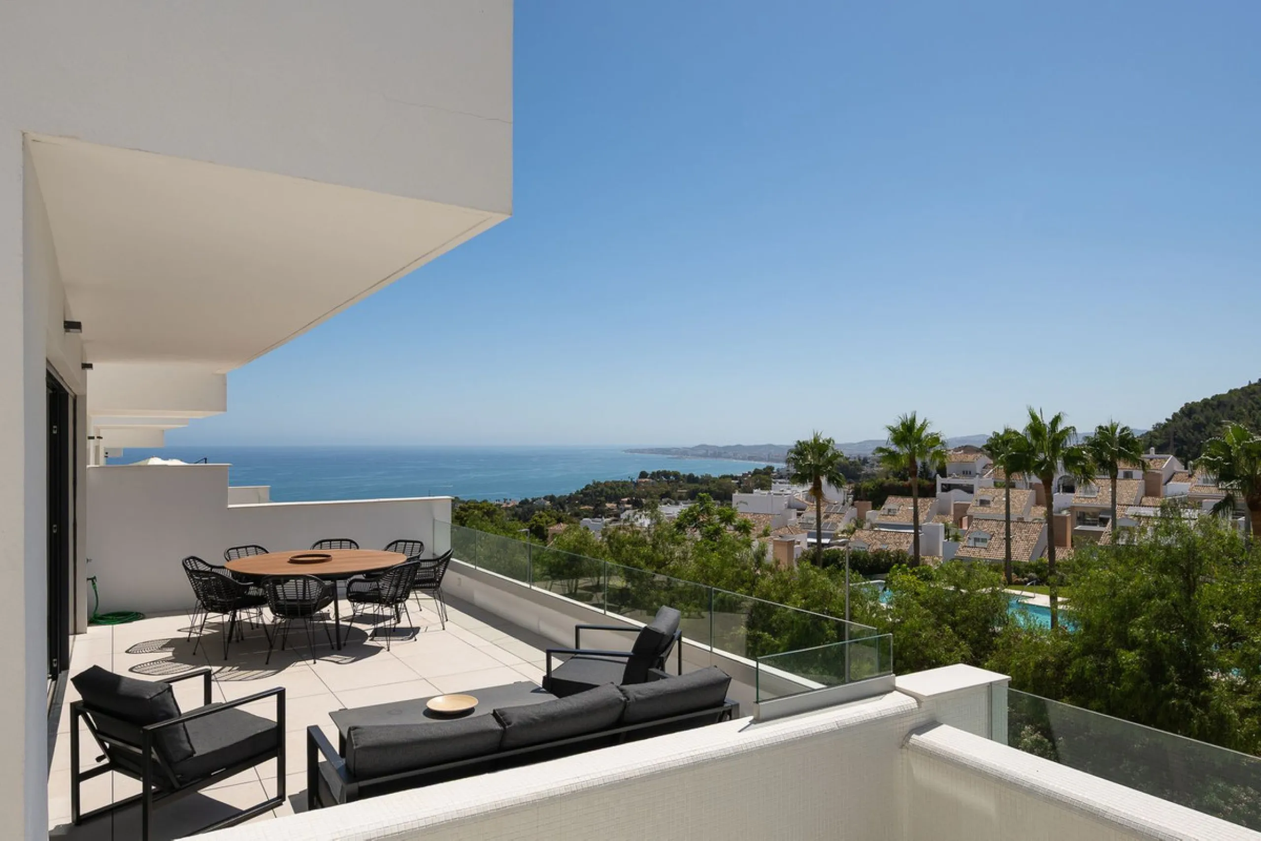 House - Semi-Detached House в продаже в Benalmadena, Málaga. В доме 4 спален и 5 ванных комнат. Площадь дома 183 м²