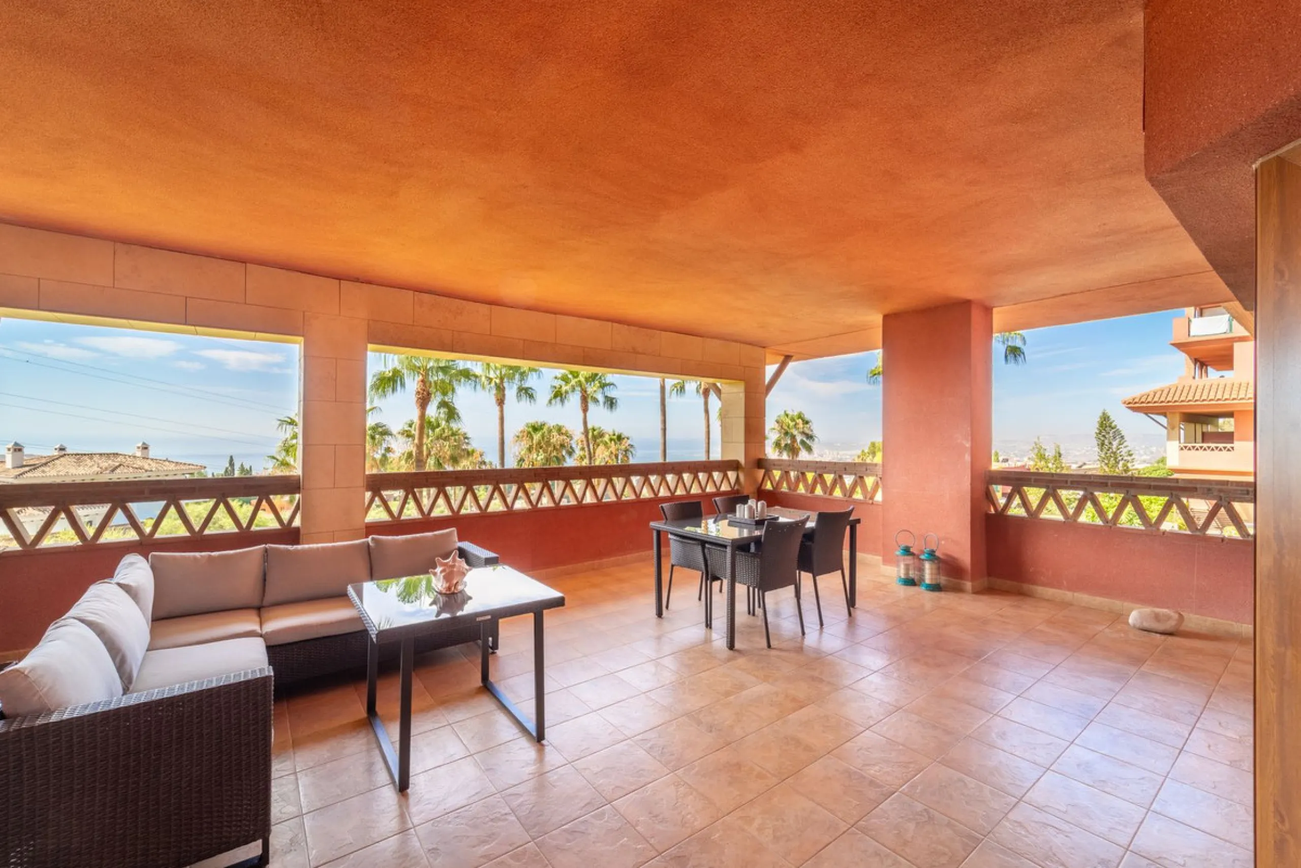 Recenlty refurbished south facing apartment located in the exclusive urbanization Reserva del Higuerón, with 2 bedrooms, 2 bathrooms, living-dining room, open plan kitchen fully furnished and equipped with electricial appliances, terrace of 37m2 with view