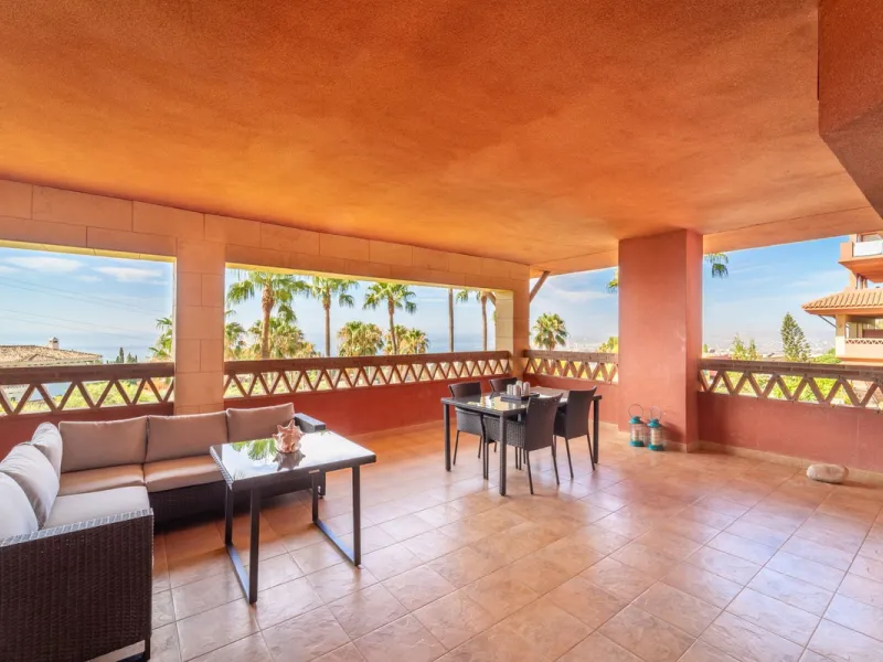 Recenlty refurbished south facing apartment located in the exclusive urbanization Reserva del Higuerón, with 2 bedrooms, 2 bathrooms, living-dining room, open plan kitchen fully furnished and equipped with electricial appliances, terrace of 37m2 with view