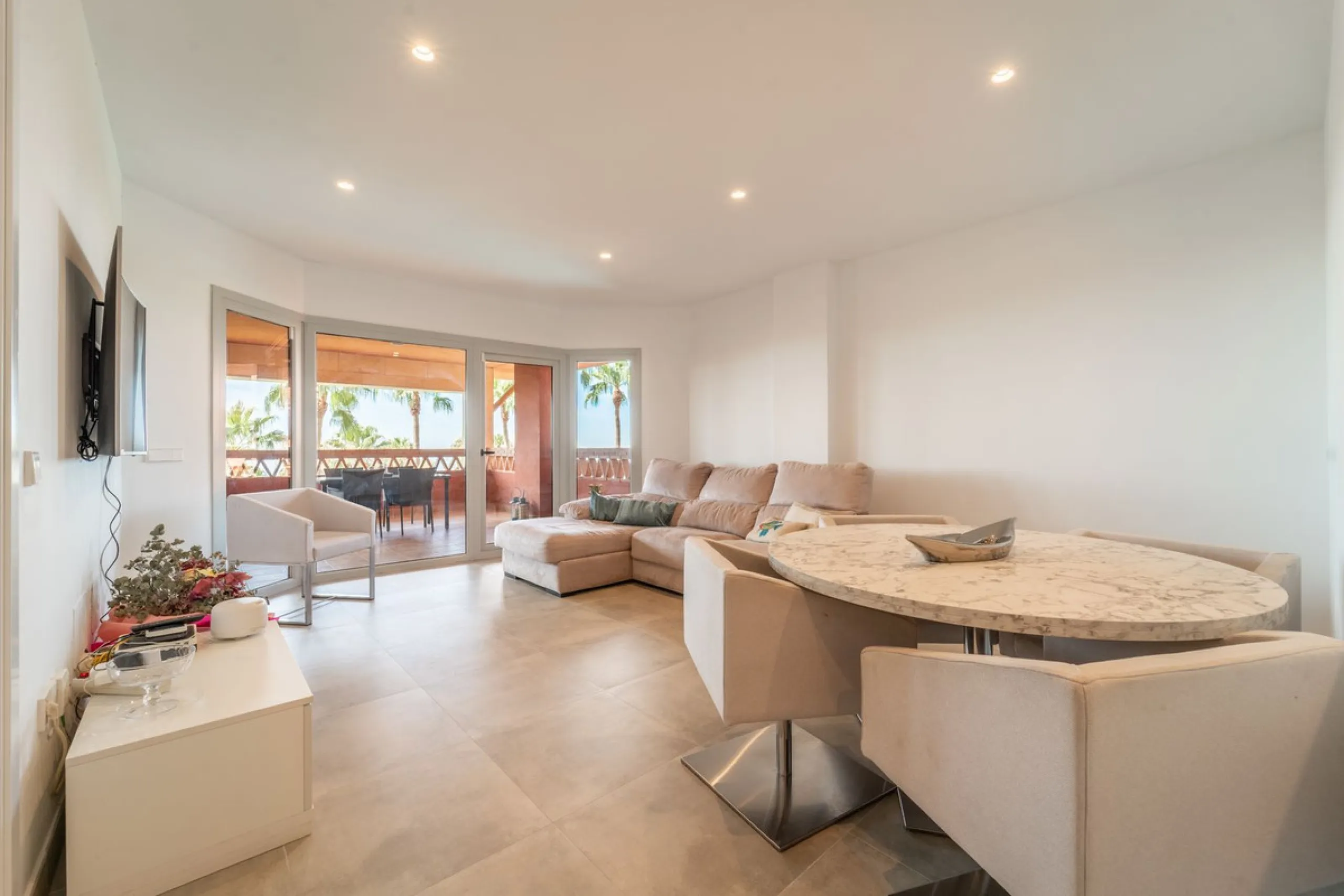 Recenlty refurbished south facing apartment located in the exclusive urbanization Reserva del Higuerón, with 2 bedrooms, 2 bathrooms, living-dining room, open plan kitchen fully furnished and equipped with electricial appliances, terrace of 37m2 with view