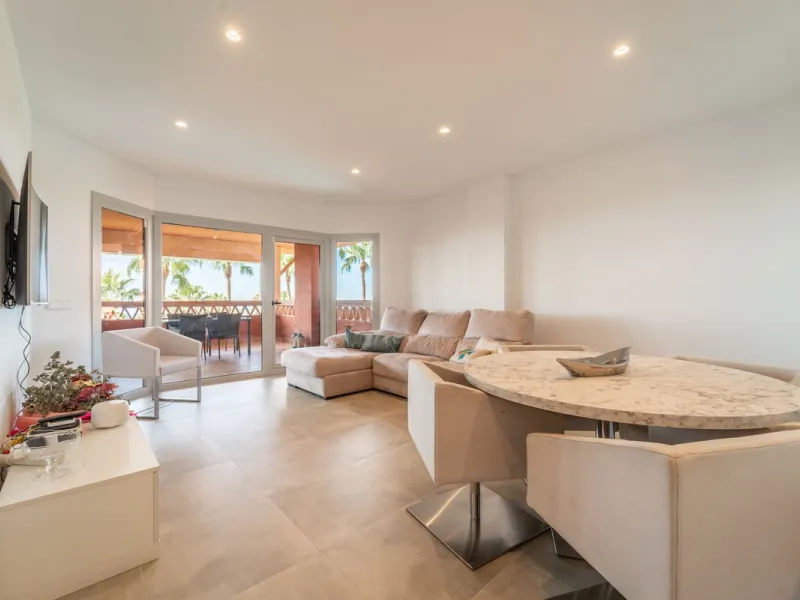 Recenlty refurbished south facing apartment located in the exclusive urbanization Reserva del Higuerón, with 2 bedrooms, 2 bathrooms, living-dining room, open plan kitchen fully furnished and equipped with electricial appliances, terrace of 37m2 with view