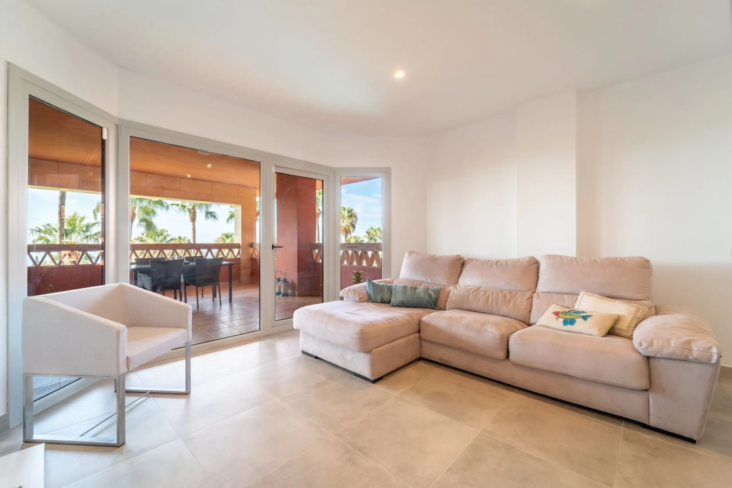Recenlty refurbished south facing apartment located in the exclusive urbanization Reserva del Higuerón, with 2 bedrooms, 2 bathrooms, living-dining room, open plan kitchen fully furnished and equipped with electricial appliances, terrace of 37m2 with view