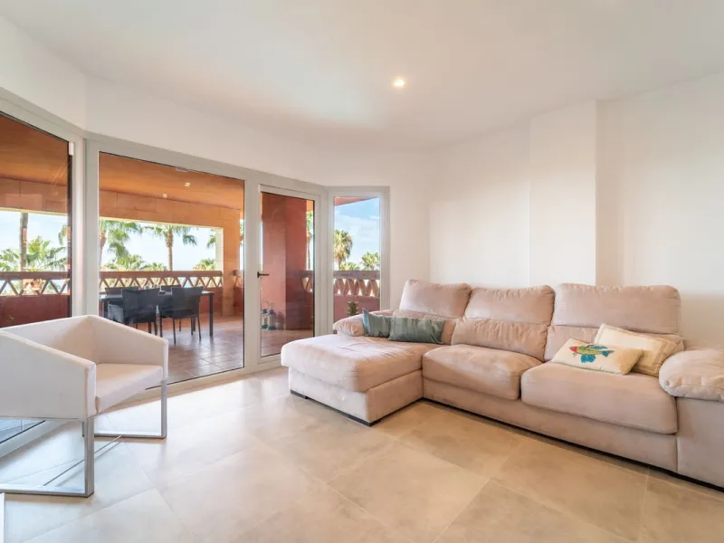 Recenlty refurbished south facing apartment located in the exclusive urbanization Reserva del Higuerón, with 2 bedrooms, 2 bathrooms, living-dining room, open plan kitchen fully furnished and equipped with electricial appliances, terrace of 37m2 with view