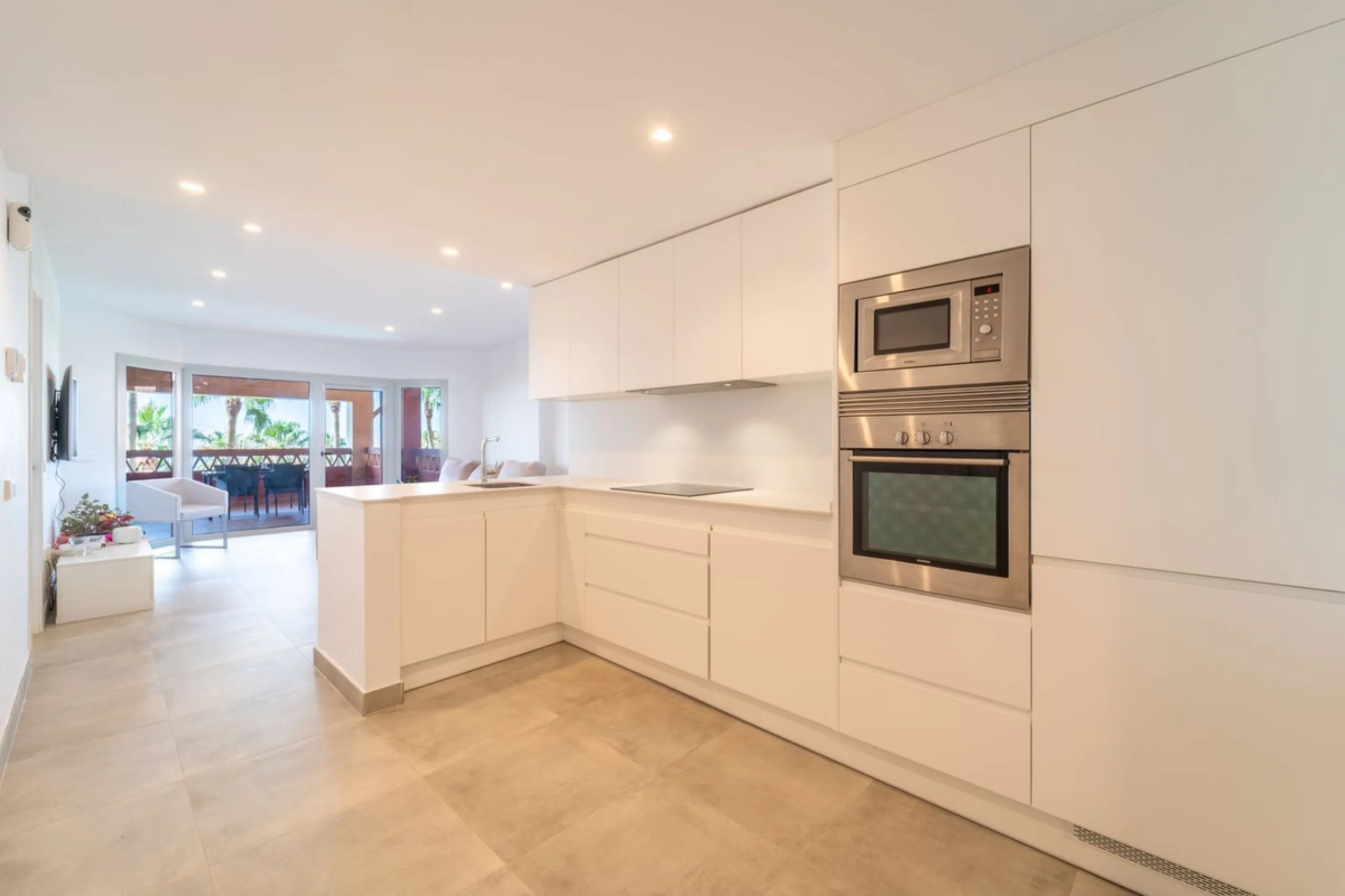 Recenlty refurbished south facing apartment located in the exclusive urbanization Reserva del Higuerón, with 2 bedrooms, 2 bathrooms, living-dining room, open plan kitchen fully furnished and equipped with electricial appliances, terrace of 37m2 with view
