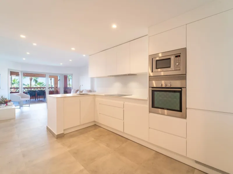 Recenlty refurbished south facing apartment located in the exclusive urbanization Reserva del Higuerón, with 2 bedrooms, 2 bathrooms, living-dining room, open plan kitchen fully furnished and equipped with electricial appliances, terrace of 37m2 with view