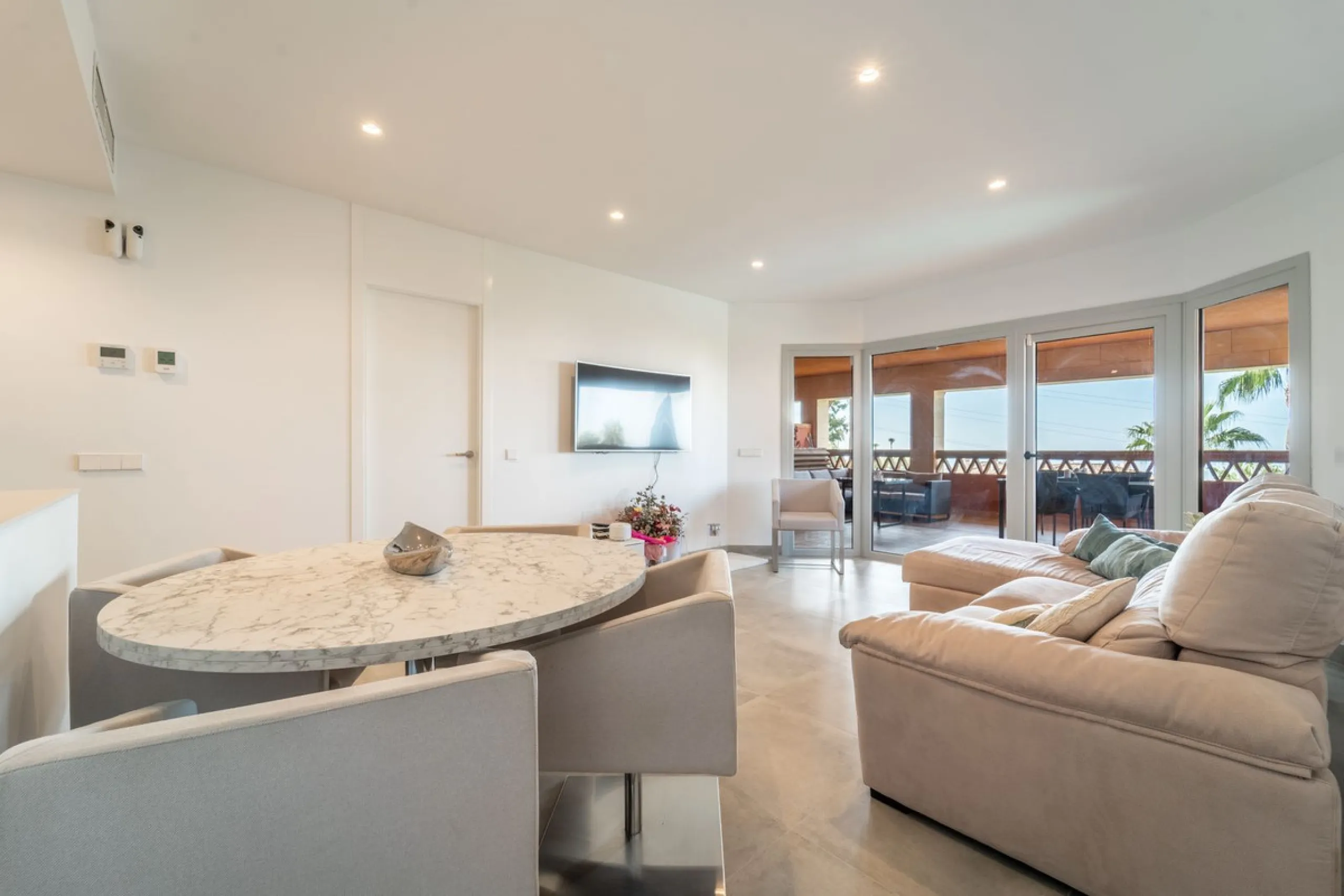 Recenlty refurbished south facing apartment located in the exclusive urbanization Reserva del Higuerón, with 2 bedrooms, 2 bathrooms, living-dining room, open plan kitchen fully furnished and equipped with electricial appliances, terrace of 37m2 with view