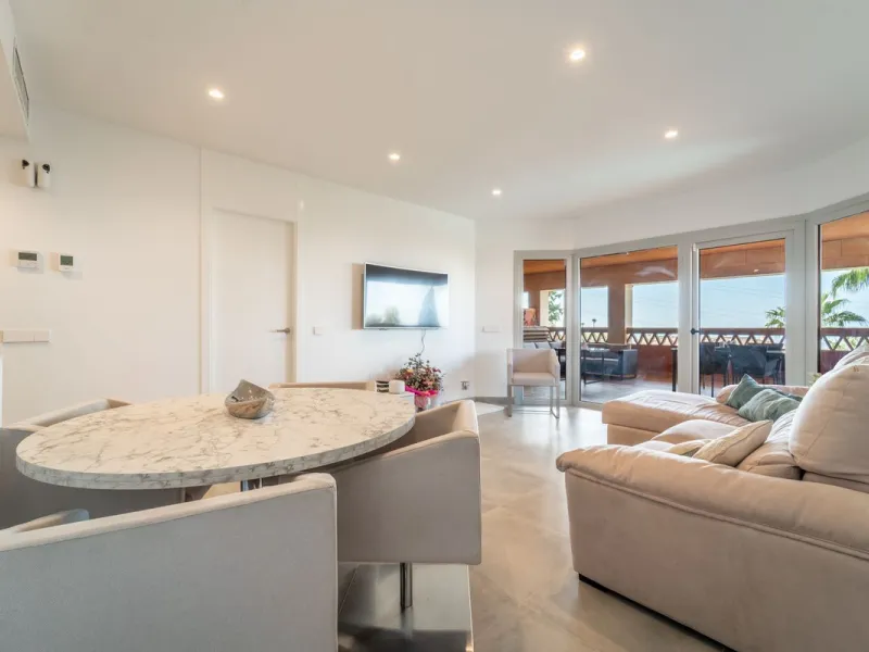 Recenlty refurbished south facing apartment located in the exclusive urbanization Reserva del Higuerón, with 2 bedrooms, 2 bathrooms, living-dining room, open plan kitchen fully furnished and equipped with electricial appliances, terrace of 37m2 with view