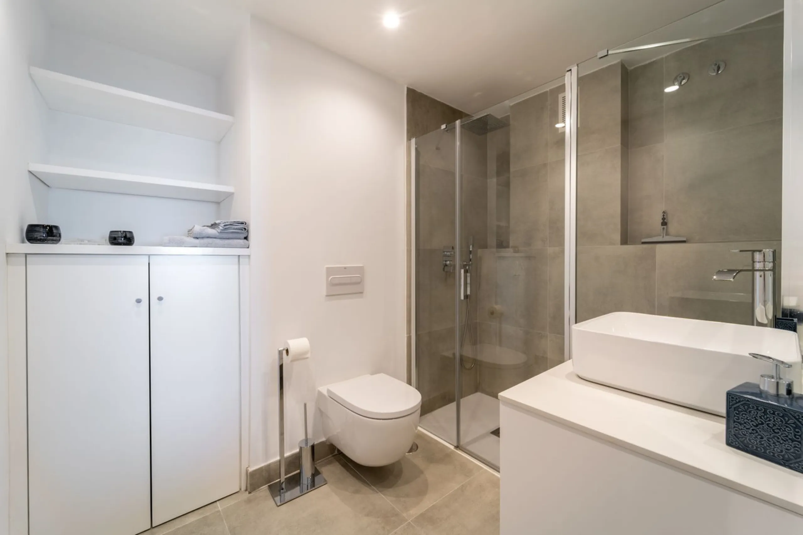 Recenlty refurbished south facing apartment located in the exclusive urbanization Reserva del Higuerón, with 2 bedrooms, 2 bathrooms, living-dining room, open plan kitchen fully furnished and equipped with electricial appliances, terrace of 37m2 with view