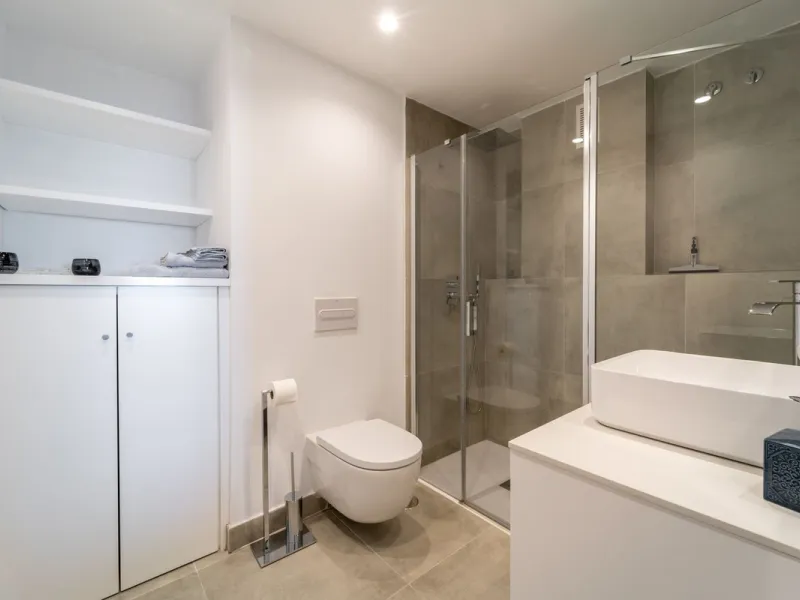 Recenlty refurbished south facing apartment located in the exclusive urbanization Reserva del Higuerón, with 2 bedrooms, 2 bathrooms, living-dining room, open plan kitchen fully furnished and equipped with electricial appliances, terrace of 37m2 with view