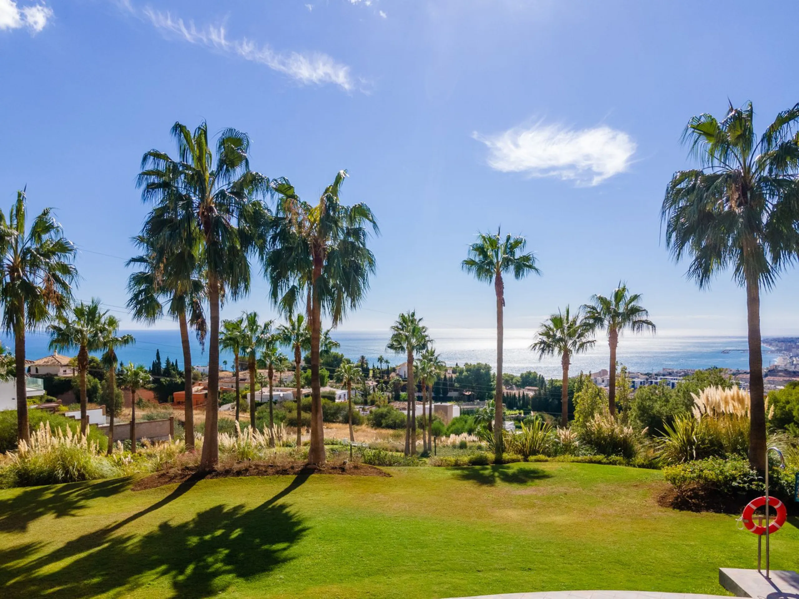 Recenlty refurbished south facing apartment located in the exclusive urbanization Reserva del Higuerón, with 2 bedrooms, 2 bathrooms, living-dining room, open plan kitchen fully furnished and equipped with electricial appliances, terrace of 37m2 with view