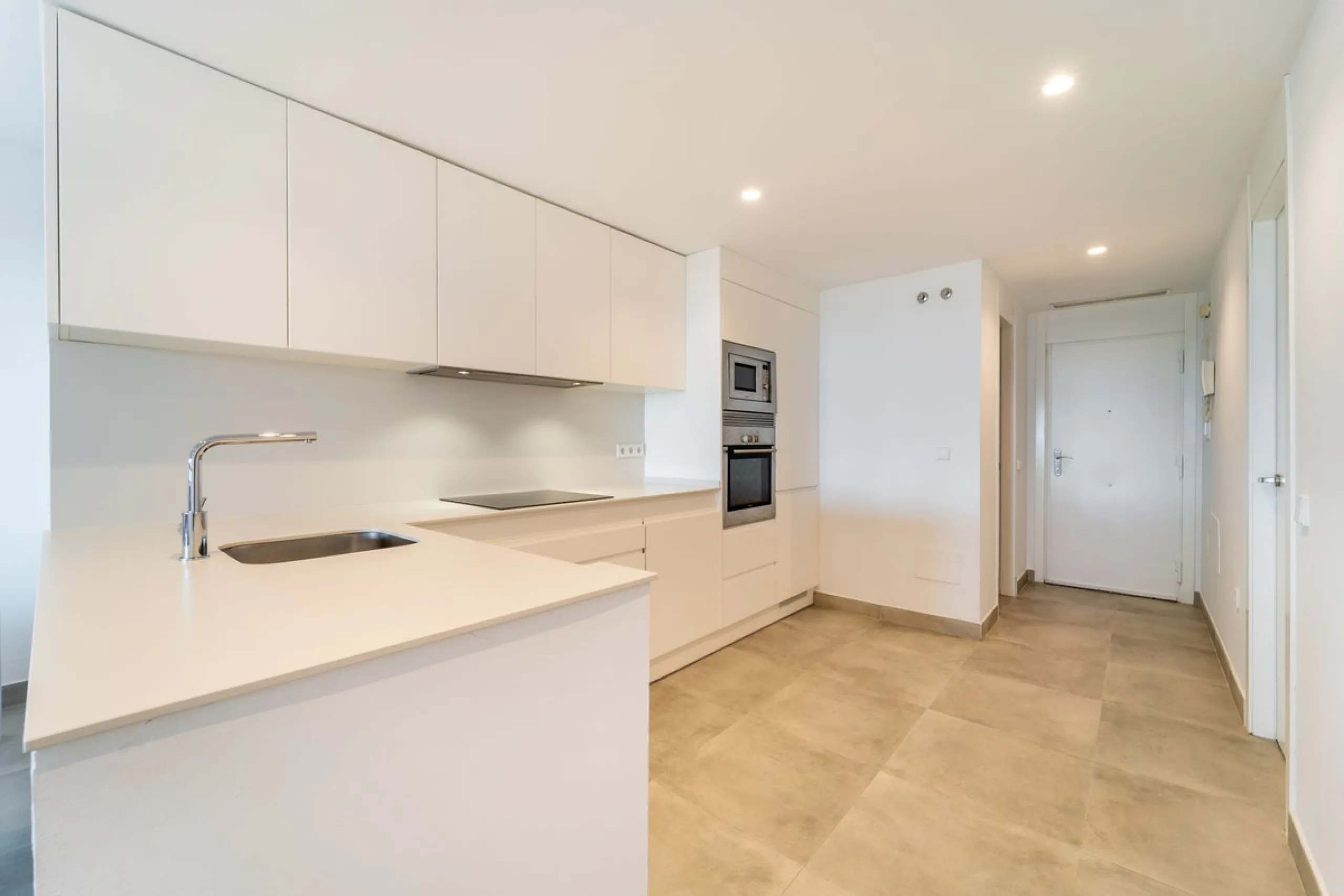 Recenlty refurbished south facing apartment located in the exclusive urbanization Reserva del Higuerón, with 2 bedrooms, 2 bathrooms, living-dining room, open plan kitchen fully furnished and equipped with electricial appliances, terrace of 37m2 with view