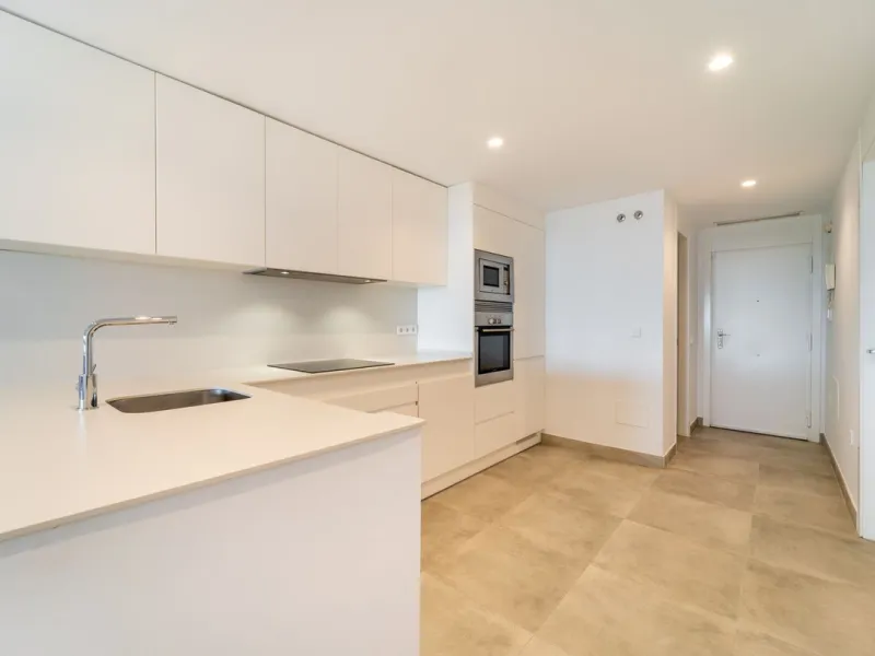 Recenlty refurbished south facing apartment located in the exclusive urbanization Reserva del Higuerón, with 2 bedrooms, 2 bathrooms, living-dining room, open plan kitchen fully furnished and equipped with electricial appliances, terrace of 37m2 with view