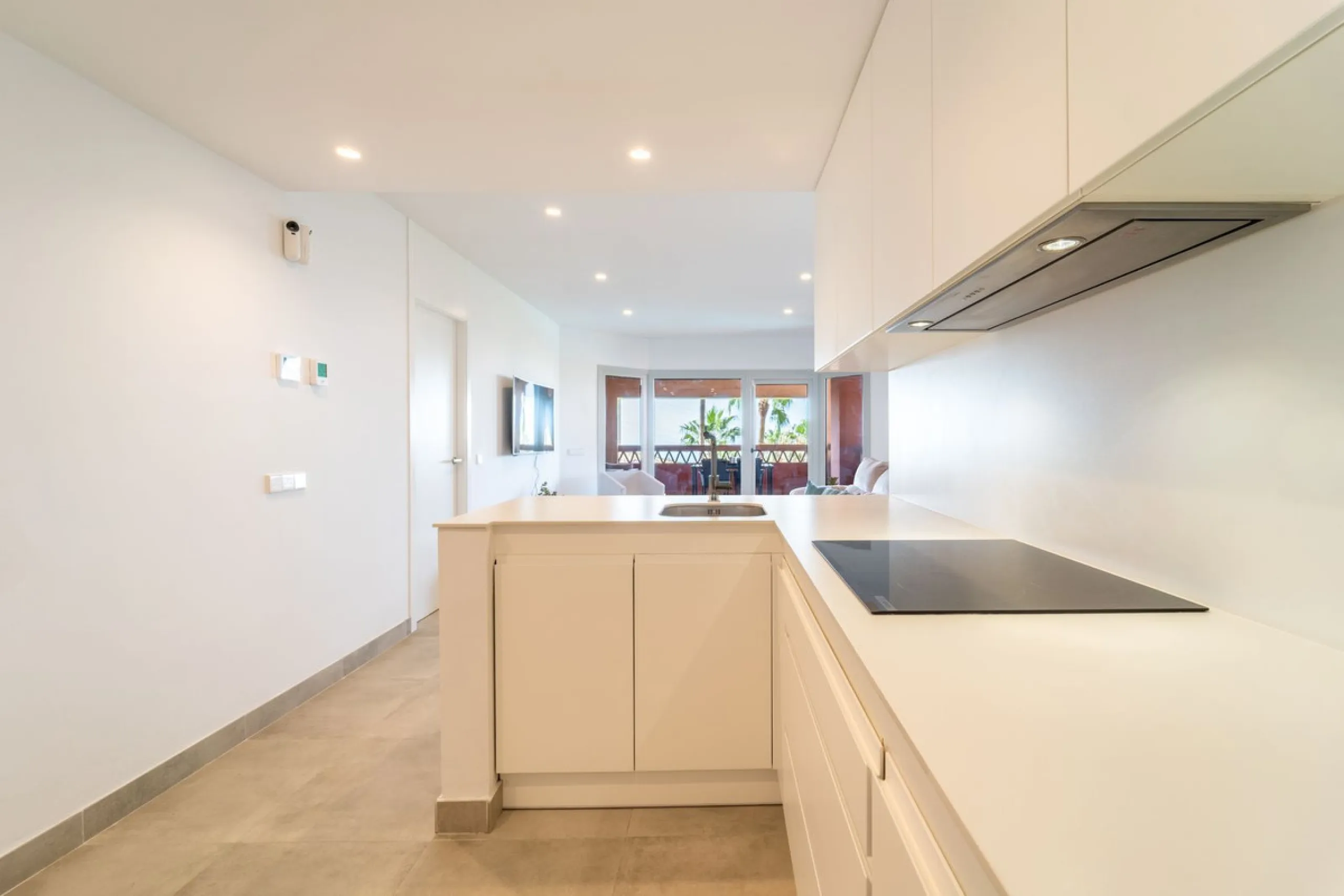 Recenlty refurbished south facing apartment located in the exclusive urbanization Reserva del Higuerón, with 2 bedrooms, 2 bathrooms, living-dining room, open plan kitchen fully furnished and equipped with electricial appliances, terrace of 37m2 with view