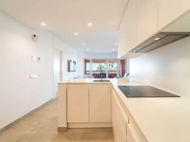 Recenlty refurbished south facing apartment located in the exclusive urbanization Reserva del Higuerón, with 2 bedrooms, 2 bathrooms, living-dining room, open plan kitchen fully furnished and equipped with electricial appliances, terrace of 37m2 with view