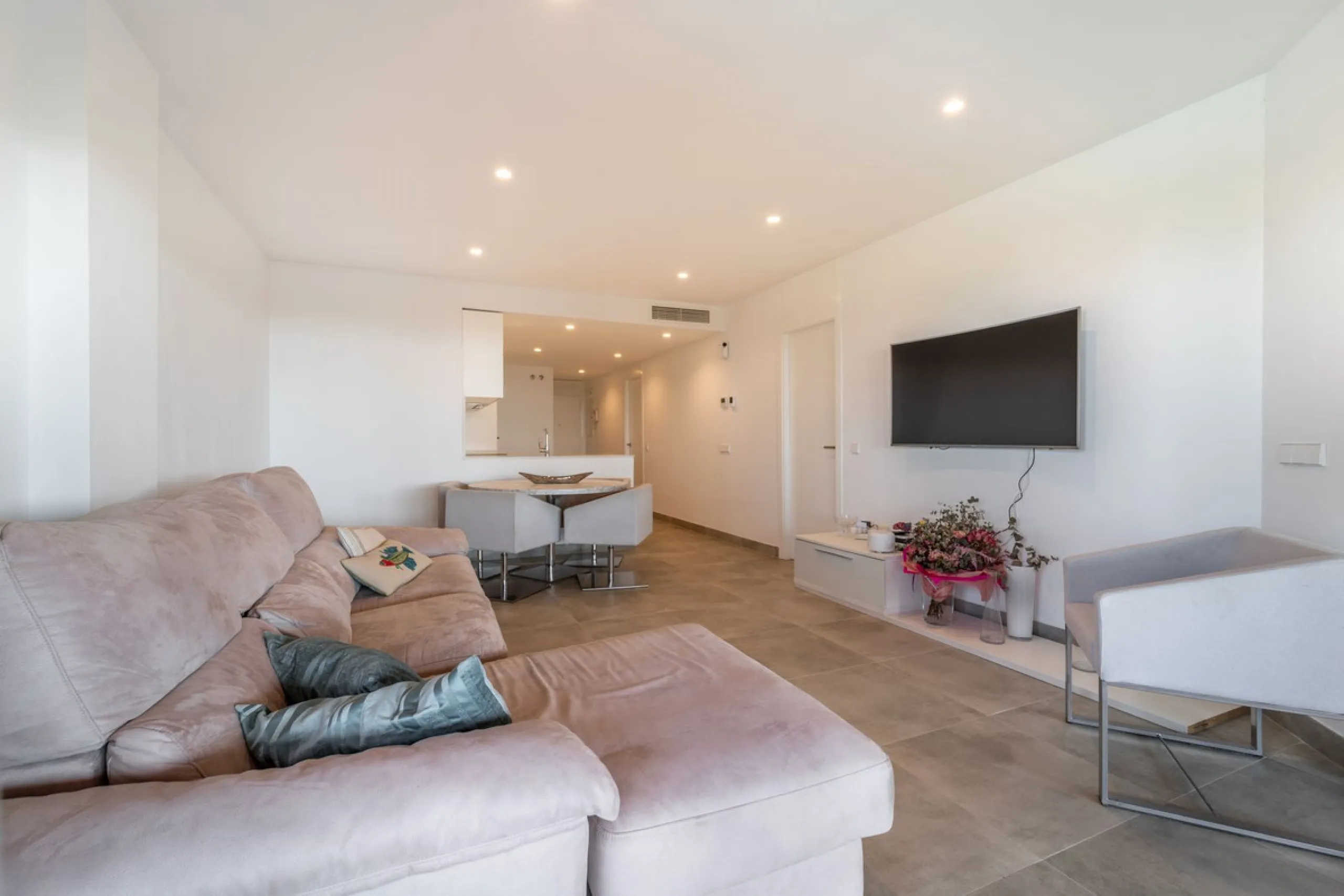 Recenlty refurbished south facing apartment located in the exclusive urbanization Reserva del Higuerón, with 2 bedrooms, 2 bathrooms, living-dining room, open plan kitchen fully furnished and equipped with electricial appliances, terrace of 37m2 with view