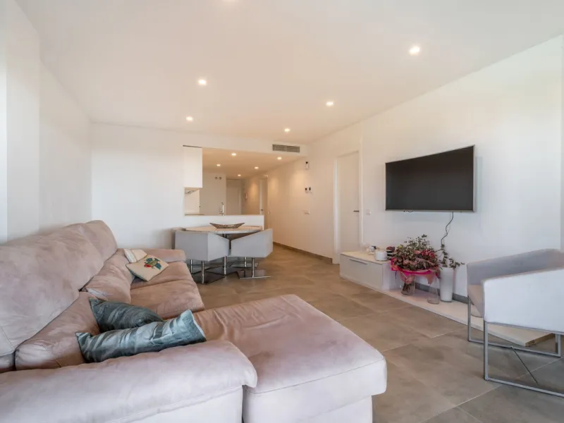 Recenlty refurbished south facing apartment located in the exclusive urbanization Reserva del Higuerón, with 2 bedrooms, 2 bathrooms, living-dining room, open plan kitchen fully furnished and equipped with electricial appliances, terrace of 37m2 with view
