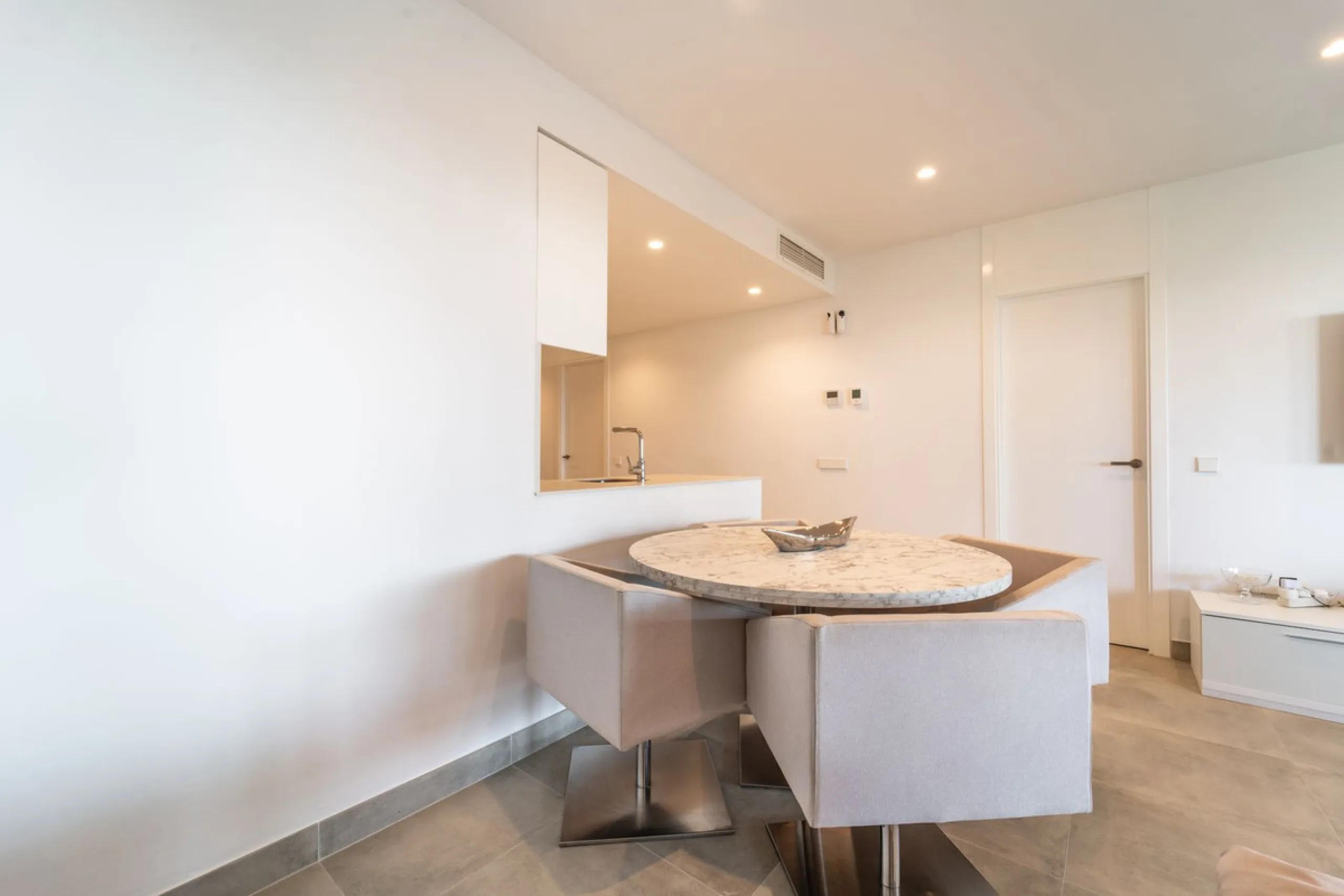 Recenlty refurbished south facing apartment located in the exclusive urbanization Reserva del Higuerón, with 2 bedrooms, 2 bathrooms, living-dining room, open plan kitchen fully furnished and equipped with electricial appliances, terrace of 37m2 with view