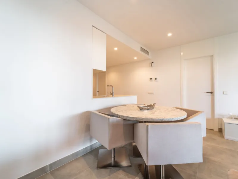 Recenlty refurbished south facing apartment located in the exclusive urbanization Reserva del Higuerón, with 2 bedrooms, 2 bathrooms, living-dining room, open plan kitchen fully furnished and equipped with electricial appliances, terrace of 37m2 with view