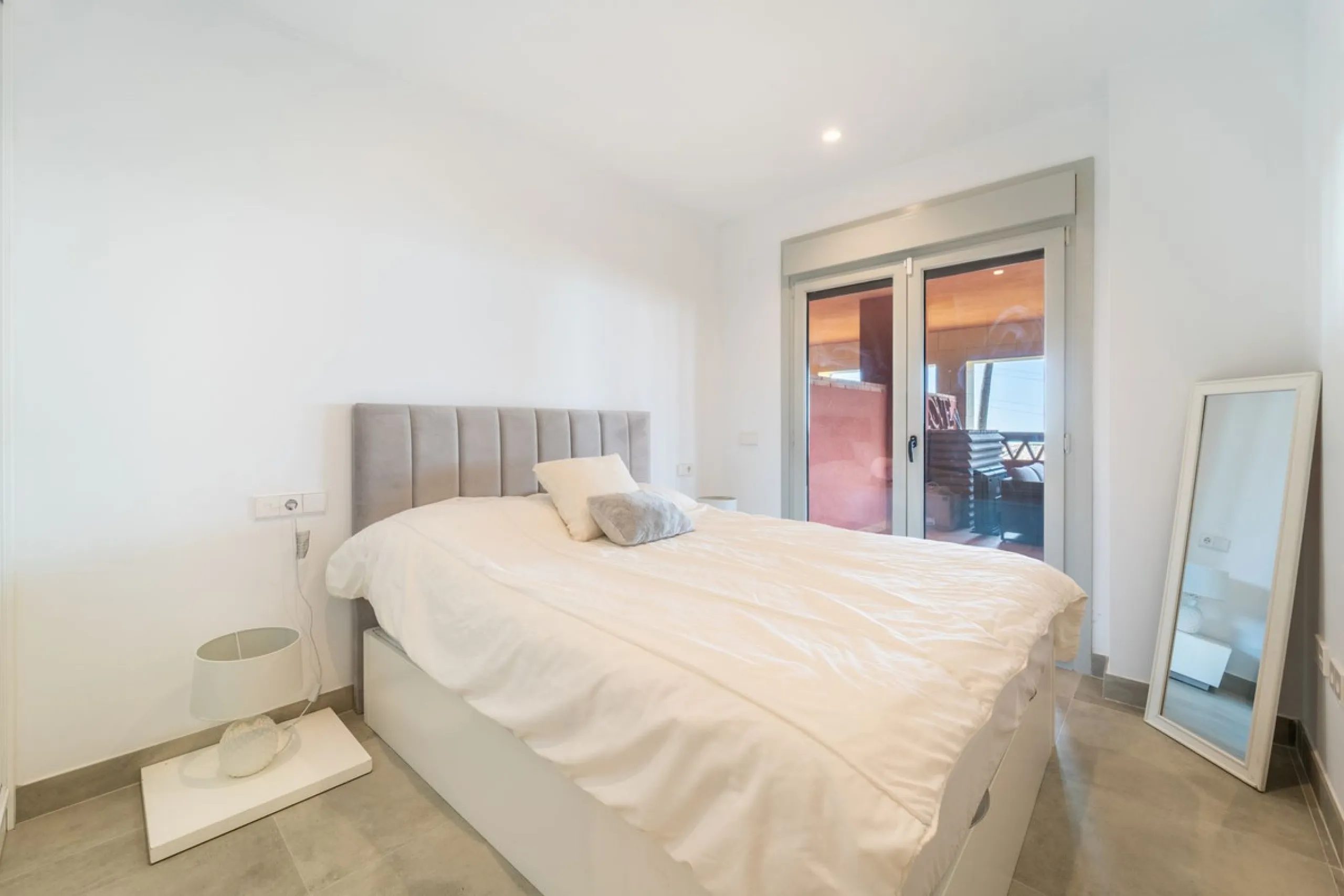 Recenlty refurbished south facing apartment located in the exclusive urbanization Reserva del Higuerón, with 2 bedrooms, 2 bathrooms, living-dining room, open plan kitchen fully furnished and equipped with electricial appliances, terrace of 37m2 with view