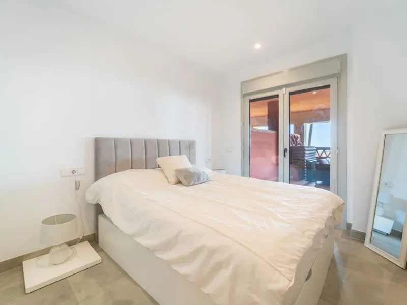Recenlty refurbished south facing apartment located in the exclusive urbanization Reserva del Higuerón, with 2 bedrooms, 2 bathrooms, living-dining room, open plan kitchen fully furnished and equipped with electricial appliances, terrace of 37m2 with view