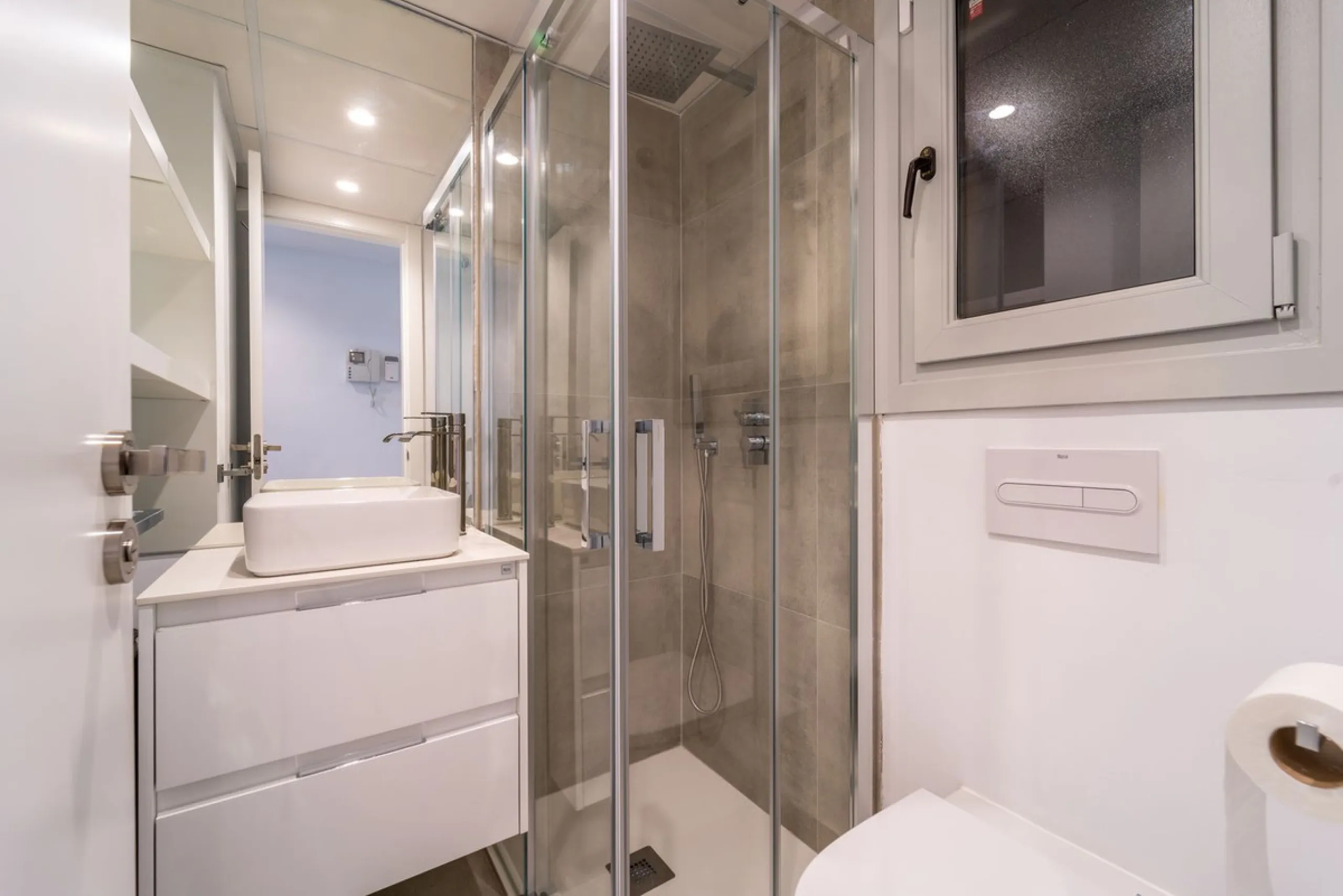 Recenlty refurbished south facing apartment located in the exclusive urbanization Reserva del Higuerón, with 2 bedrooms, 2 bathrooms, living-dining room, open plan kitchen fully furnished and equipped with electricial appliances, terrace of 37m2 with view