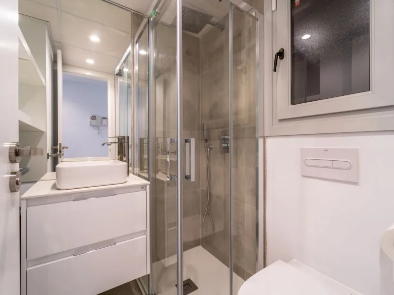 Recenlty refurbished south facing apartment located in the exclusive urbanization Reserva del Higuerón, with 2 bedrooms, 2 bathrooms, living-dining room, open plan kitchen fully furnished and equipped with electricial appliances, terrace of 37m2 with view