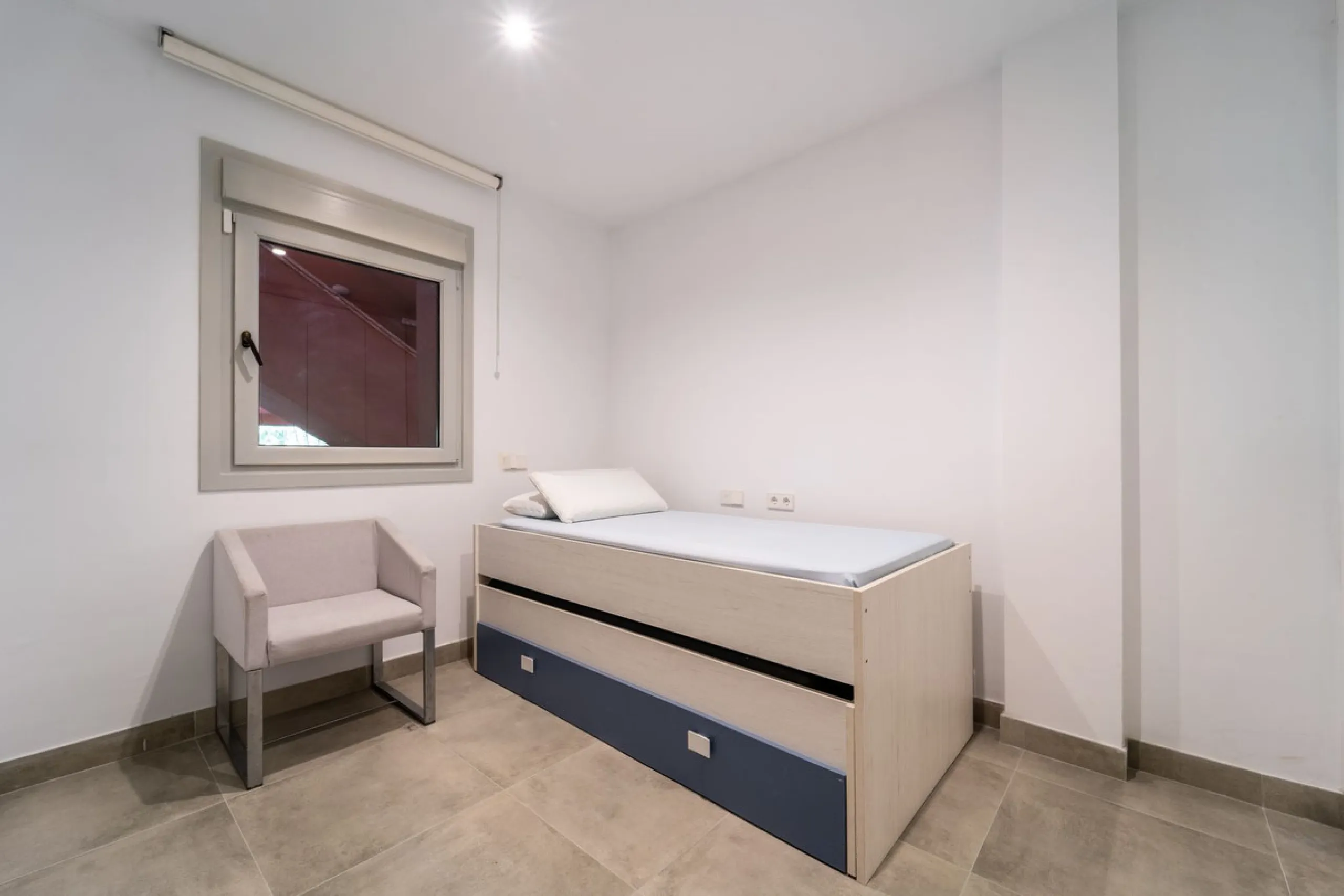 Recenlty refurbished south facing apartment located in the exclusive urbanization Reserva del Higuerón, with 2 bedrooms, 2 bathrooms, living-dining room, open plan kitchen fully furnished and equipped with electricial appliances, terrace of 37m2 with view