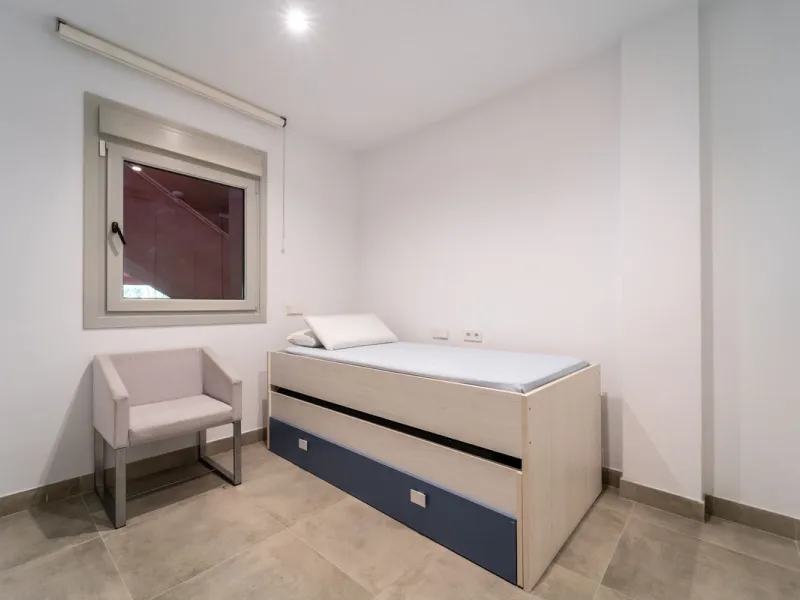 Recenlty refurbished south facing apartment located in the exclusive urbanization Reserva del Higuerón, with 2 bedrooms, 2 bathrooms, living-dining room, open plan kitchen fully furnished and equipped with electricial appliances, terrace of 37m2 with view