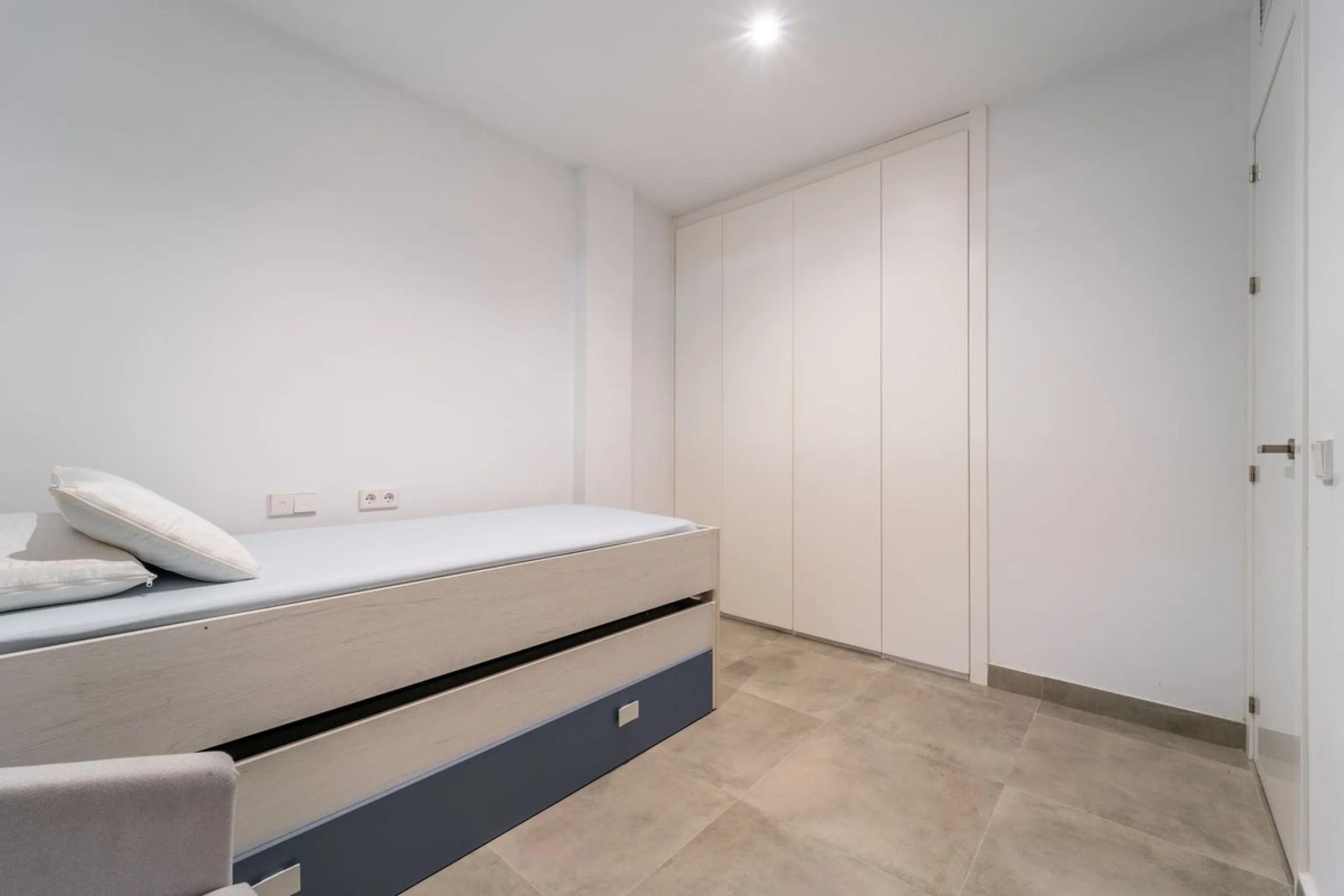 Recenlty refurbished south facing apartment located in the exclusive urbanization Reserva del Higuerón, with 2 bedrooms, 2 bathrooms, living-dining room, open plan kitchen fully furnished and equipped with electricial appliances, terrace of 37m2 with view